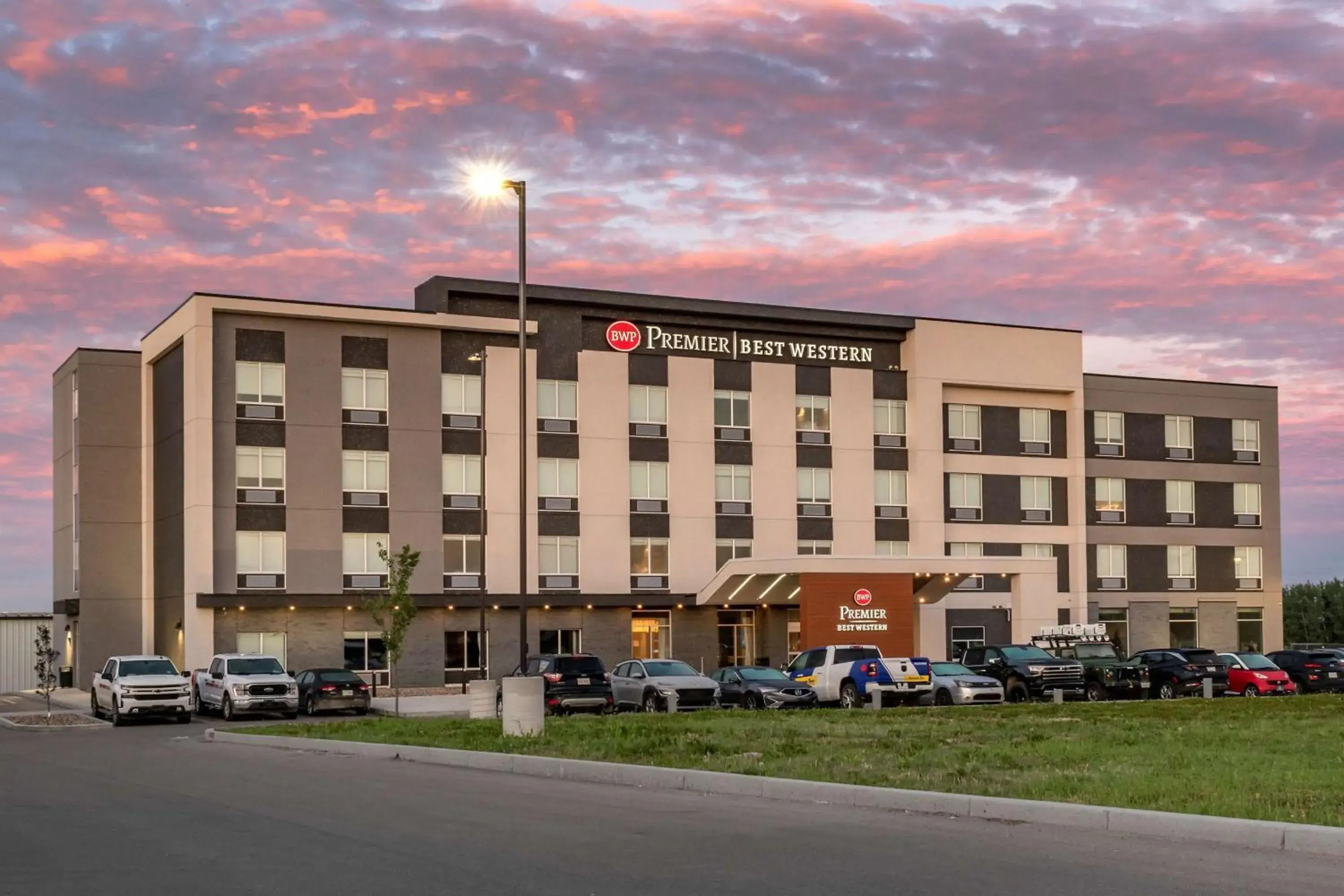 Property building in Best Western Premier Prince Albert Property building in Best Western Premier Prince Albert