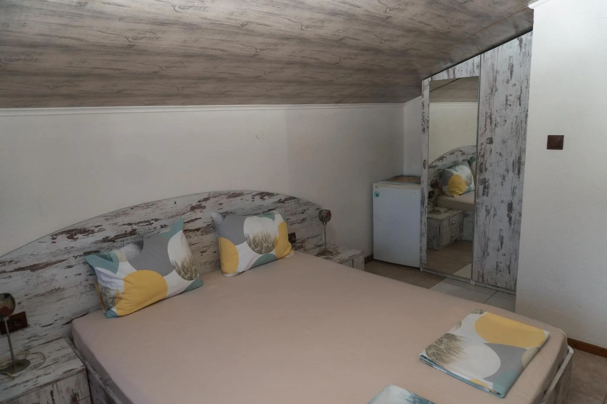 Photo of the whole room, Bed in Dream House