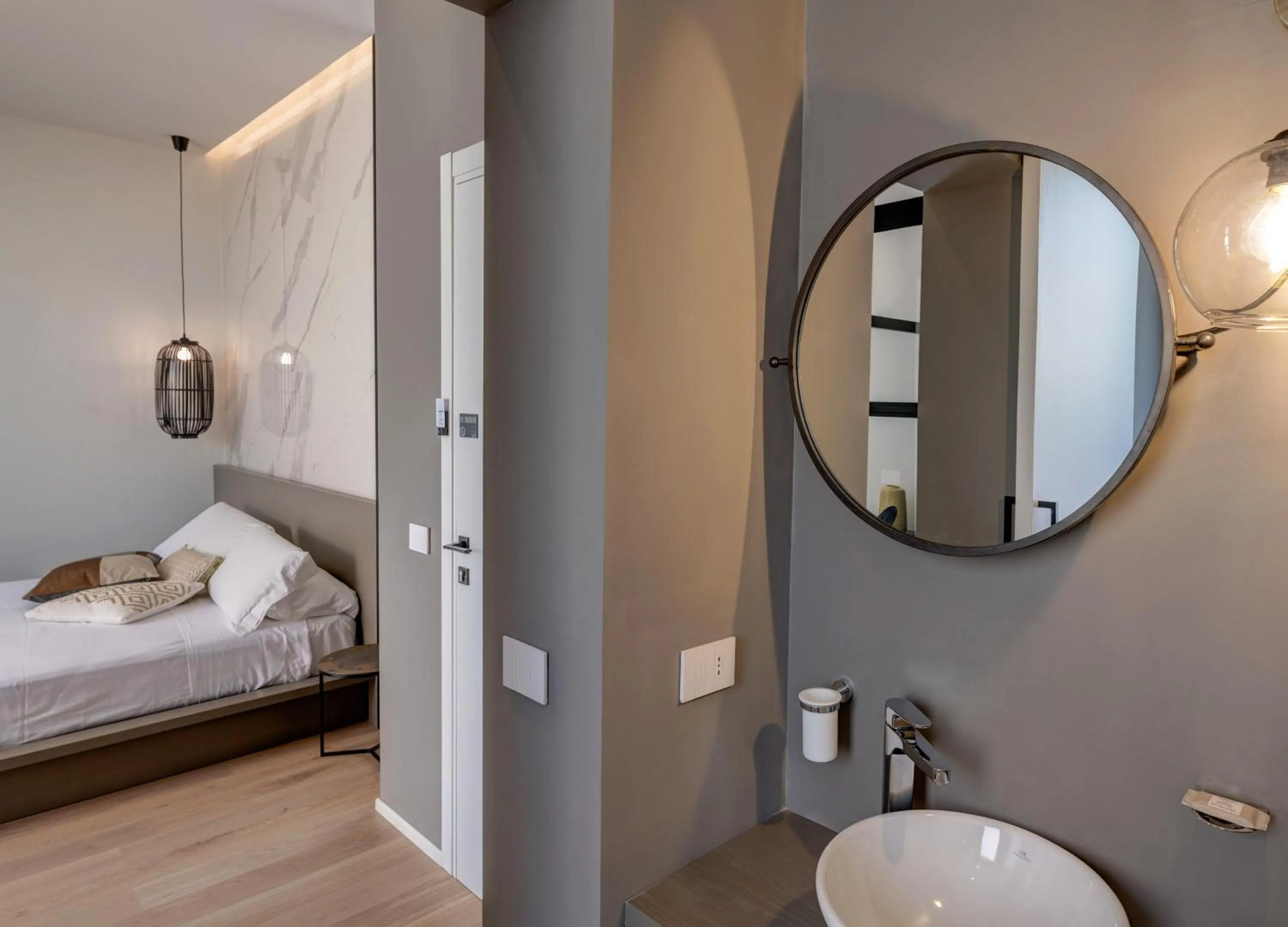 Bathroom, Bed in Le Palmette Suites