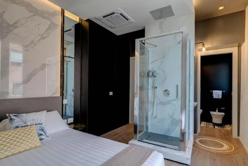 Shower, Bed in Le Palmette Suites