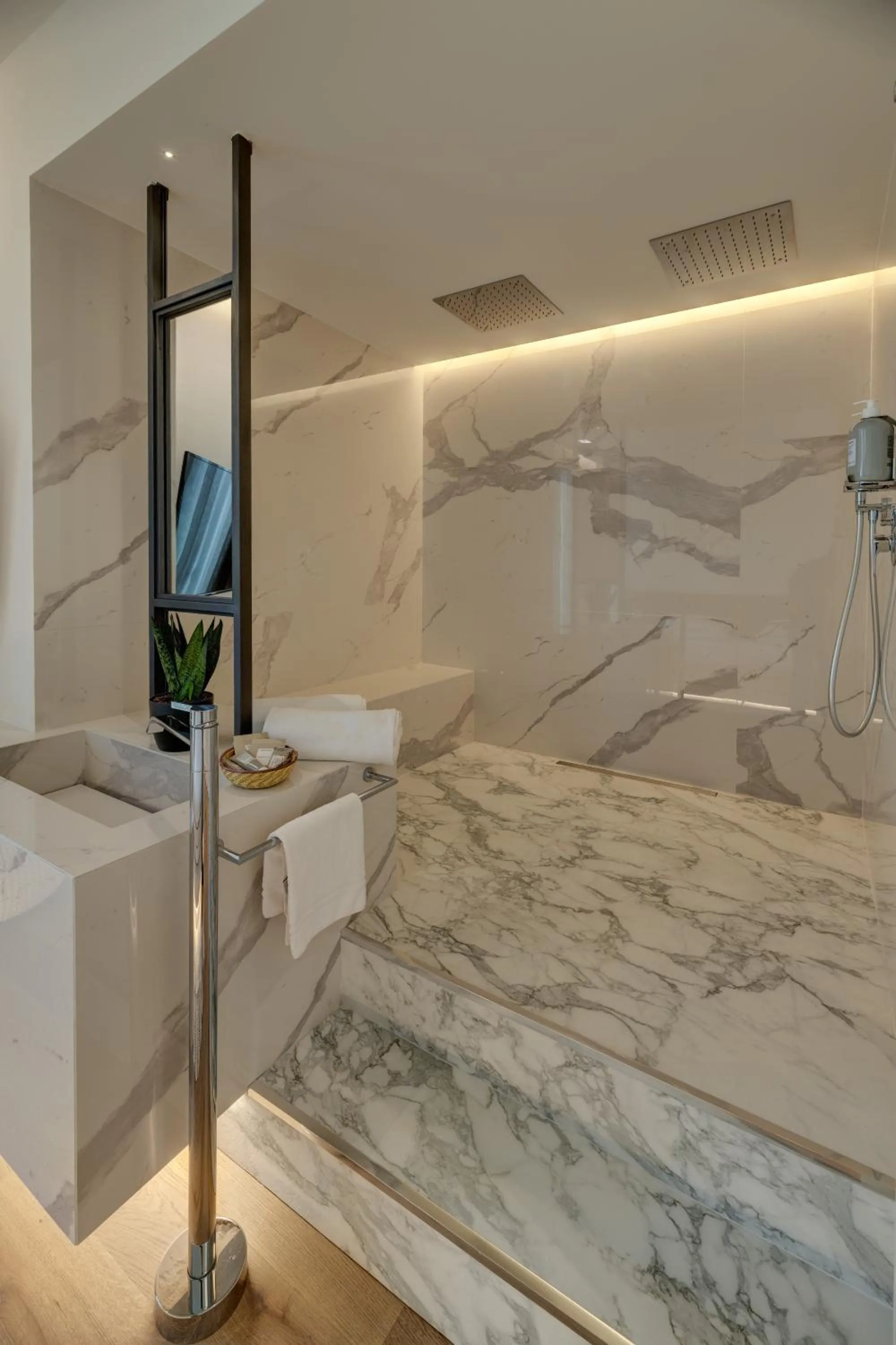 Shower, Bed in Le Palmette Suites