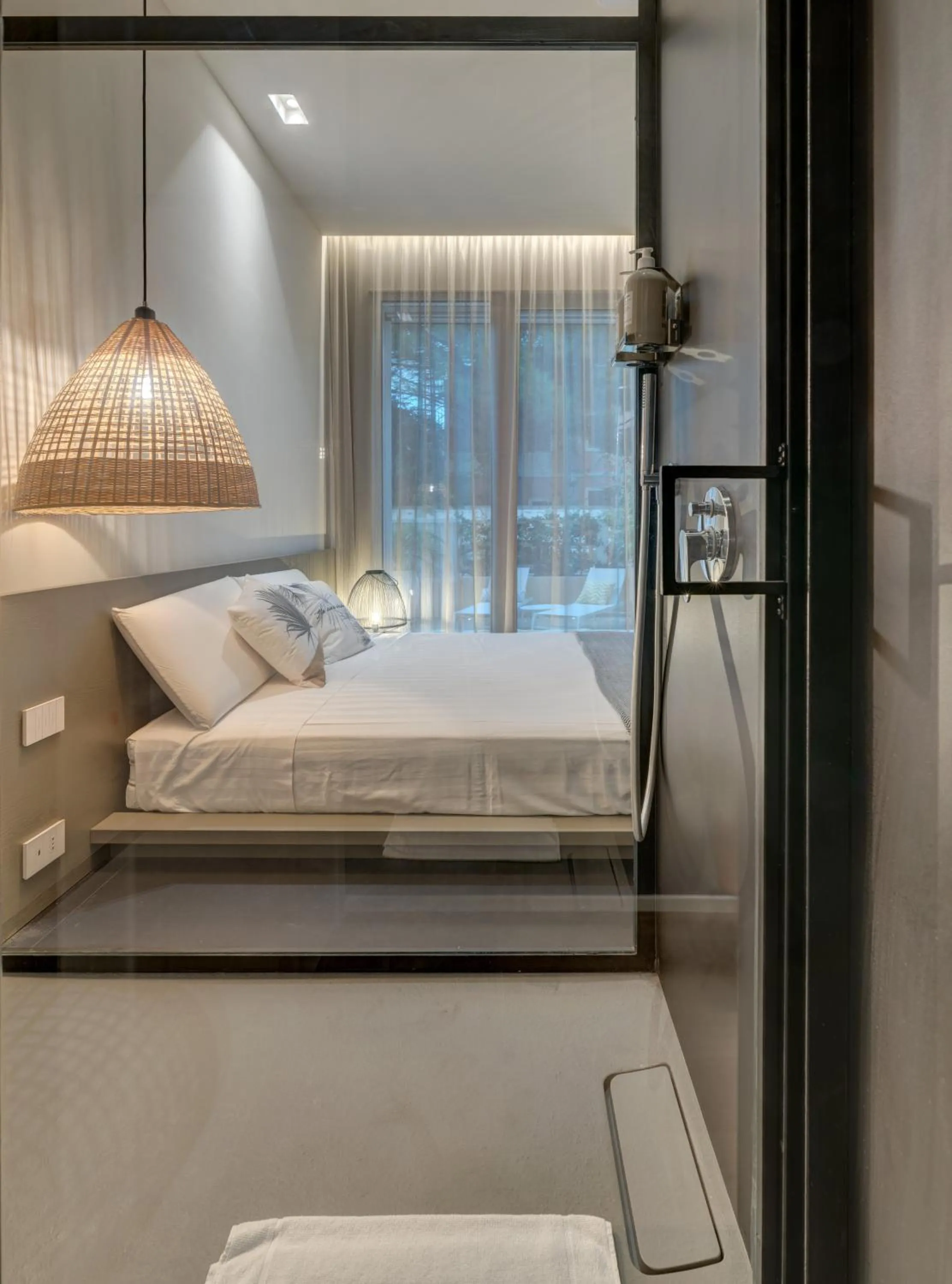Shower, Bed in Le Palmette Suites