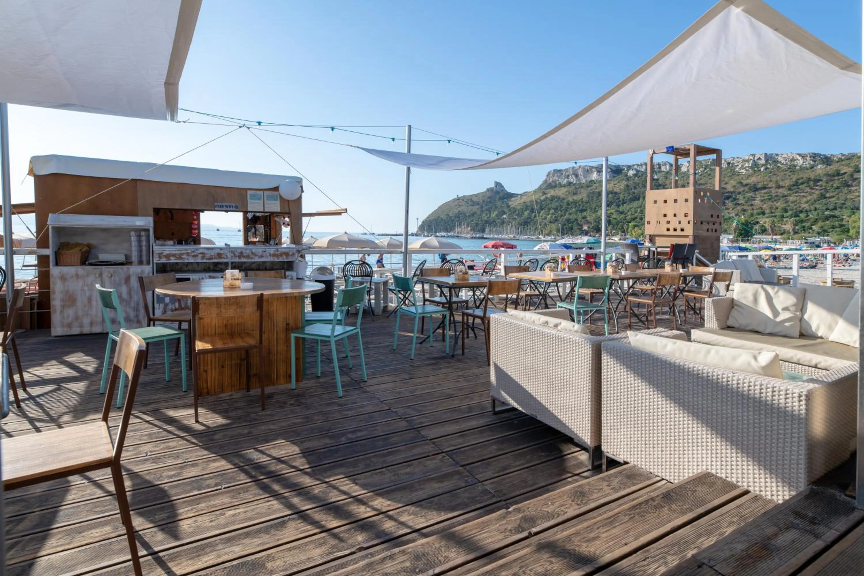 Restaurant/places to eat in Le Palmette Suites