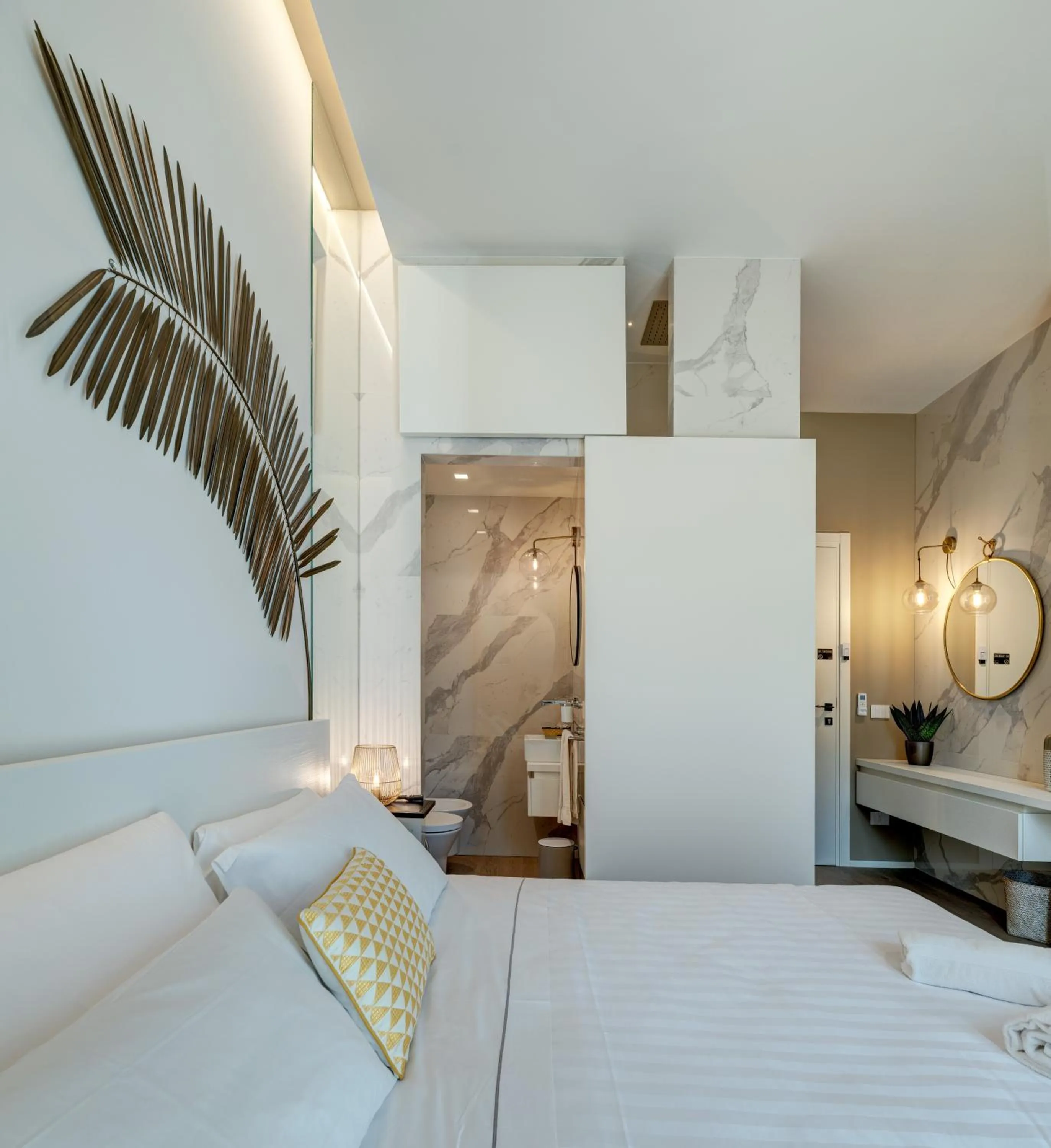 Bathroom, Bed in Le Palmette Suites