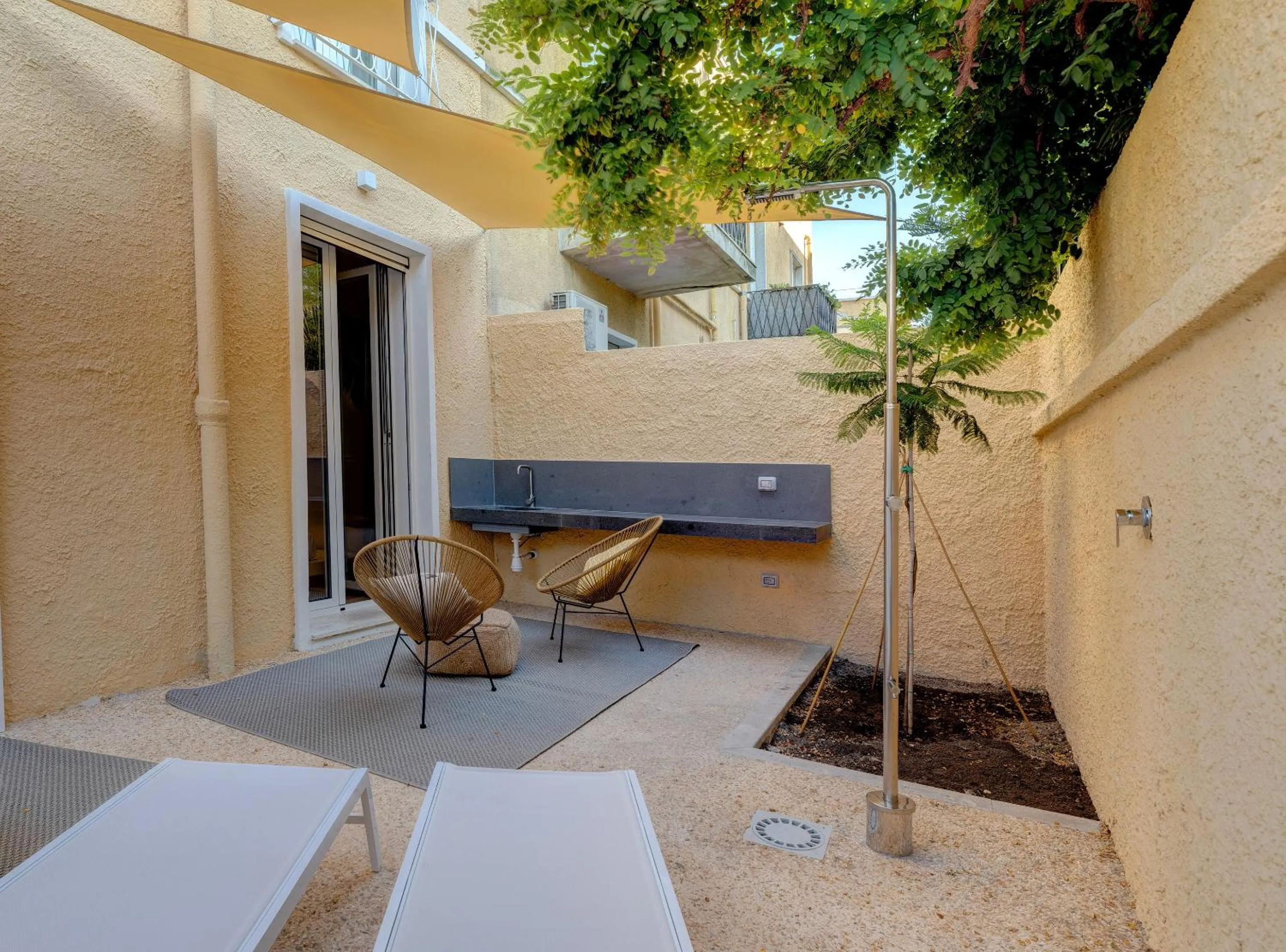 Patio in Le Palmette Suites