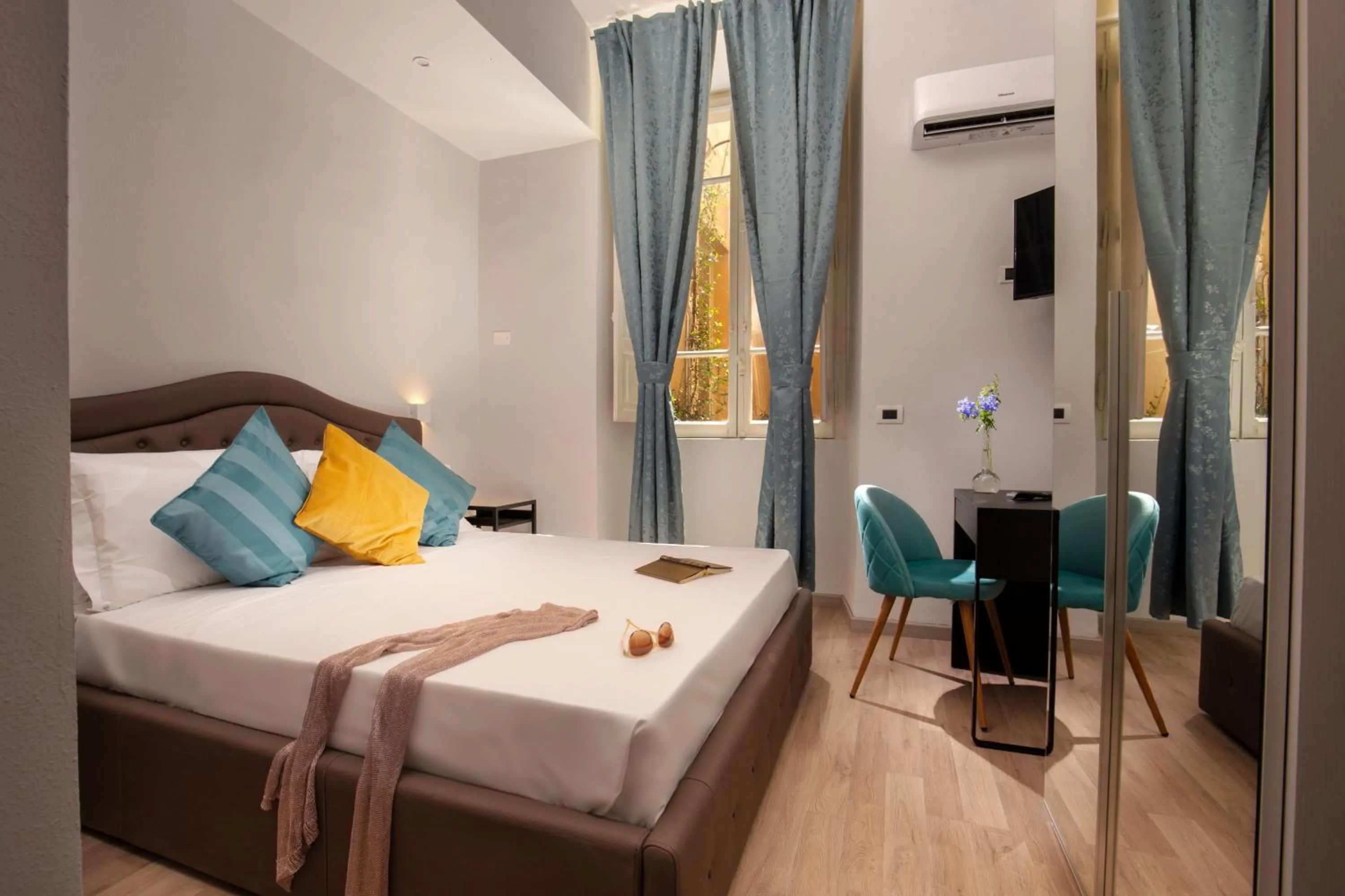 Decorative detail, Bed in The Shell Rome Suite