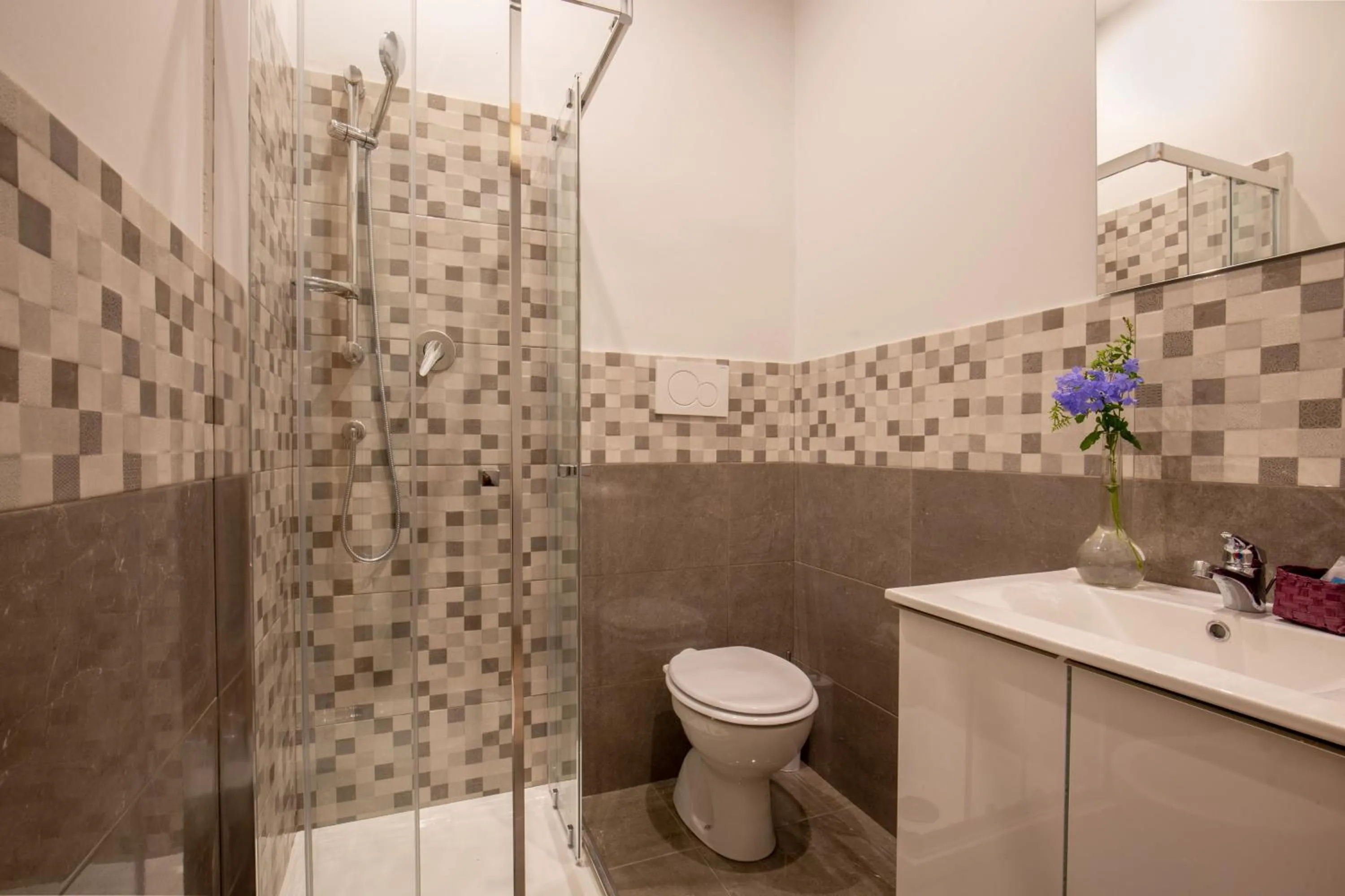 Shower in The Shell Rome Suite