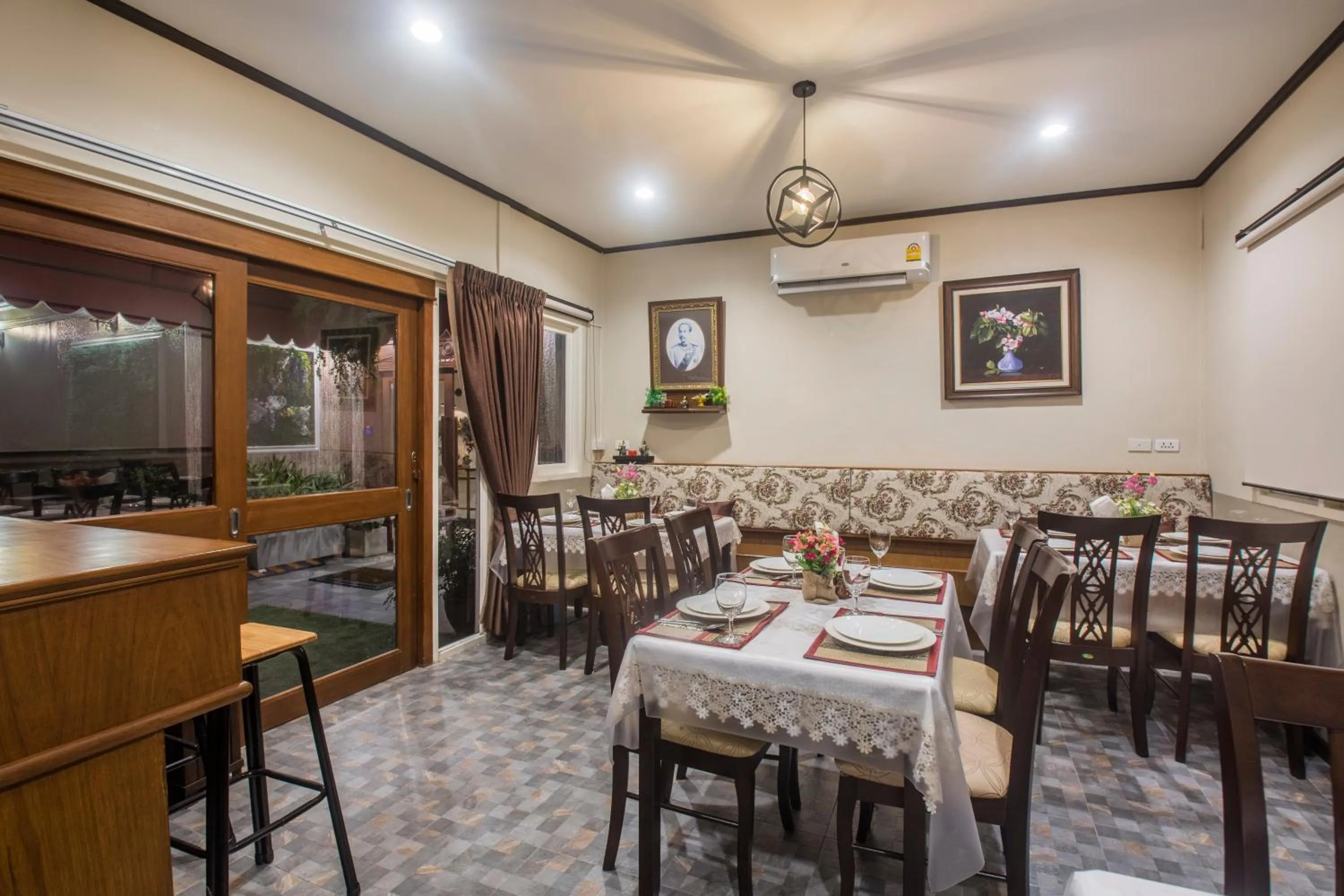 Restaurant/places to eat in Cana Boutique Hotel