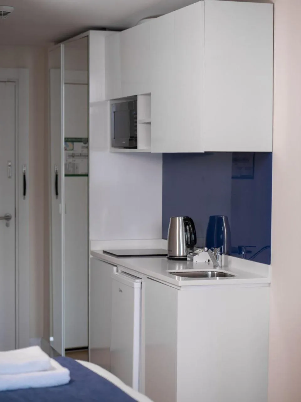 Kitchen or kitchenette, Bed in Royal Sea Breeze Apartments