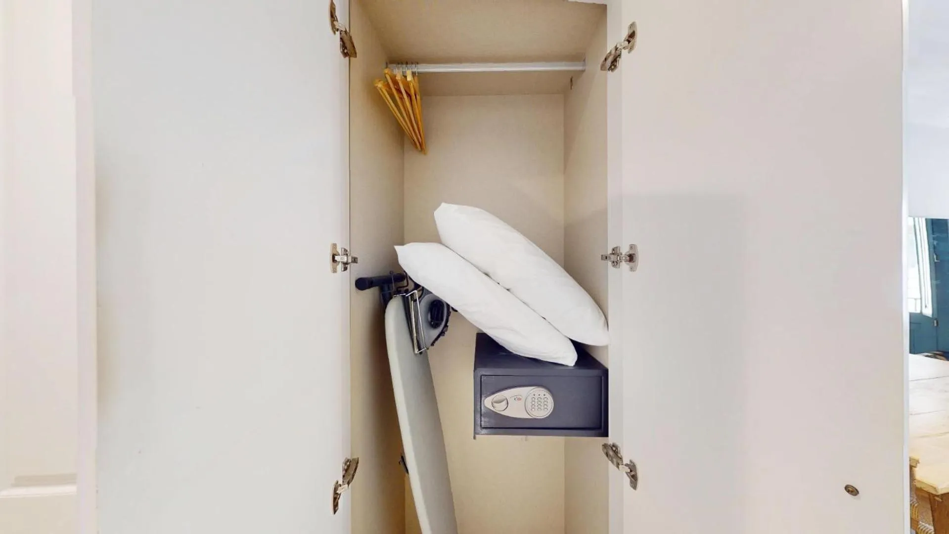 wardrobe in Sol y El Madroño