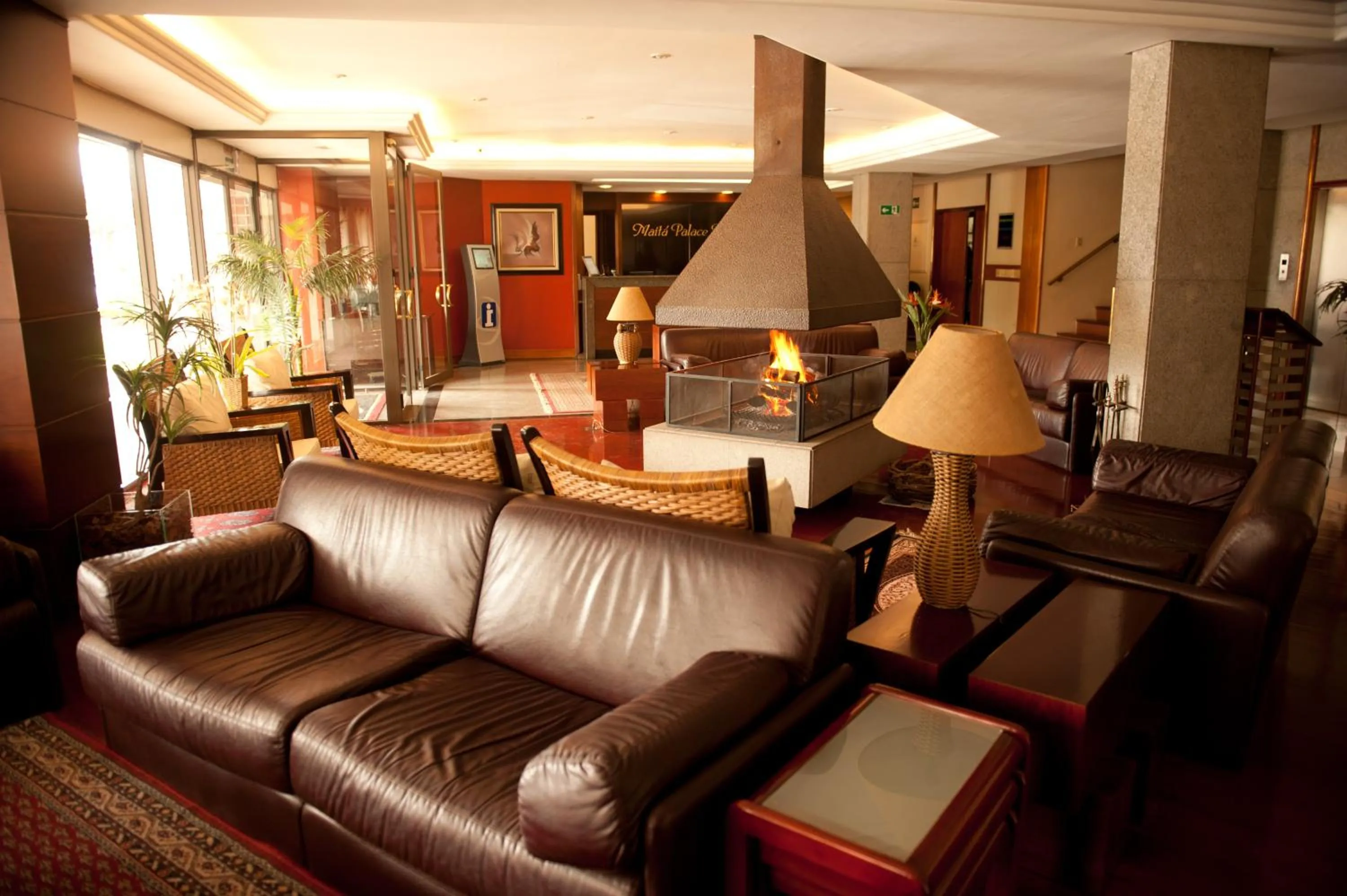 Communal lounge/ TV room in Maitá Palace Hotel