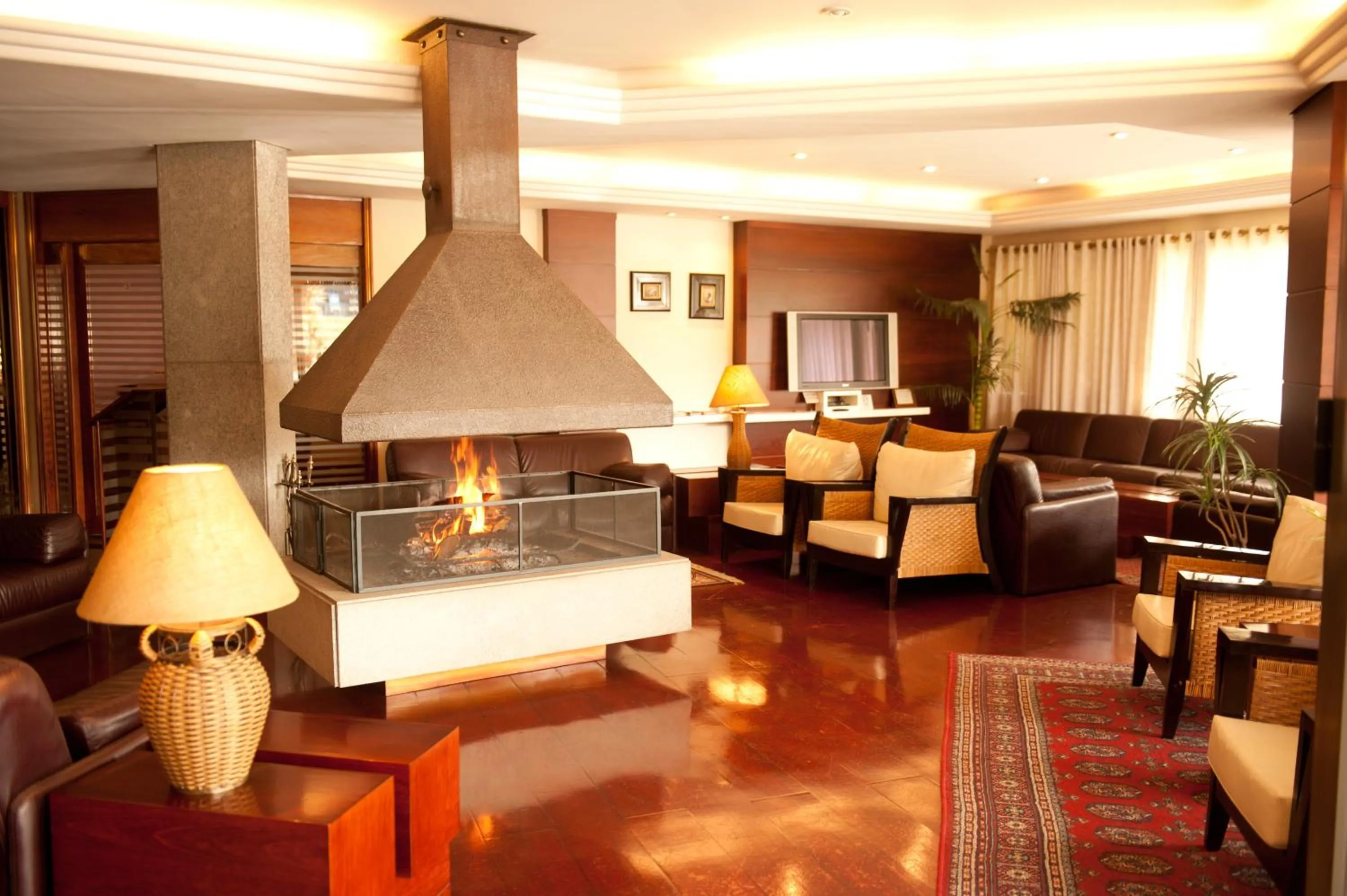 Communal lounge/ TV room in Maitá Palace Hotel
