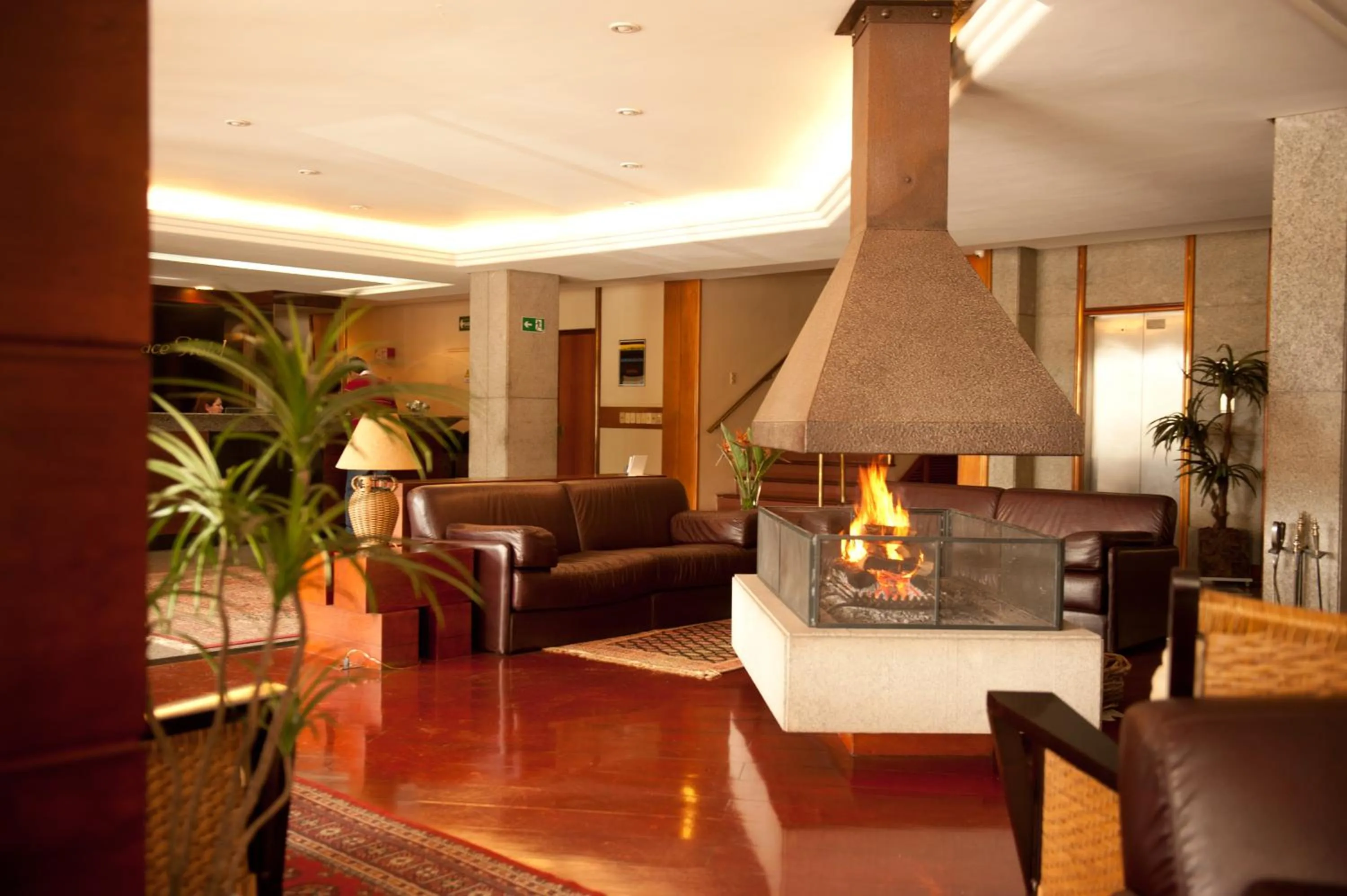 Communal lounge/ TV room in Maitá Palace Hotel
