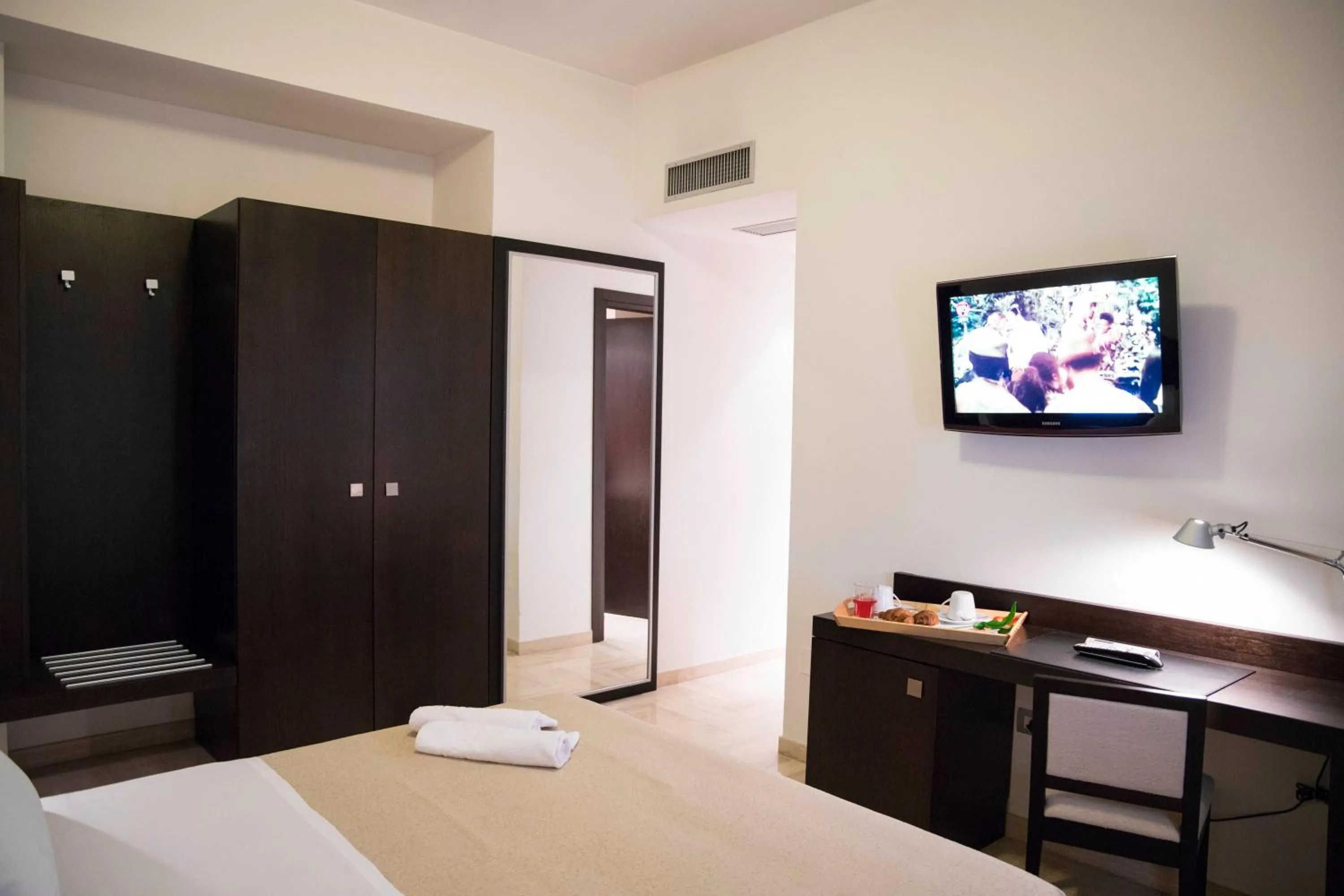 TV and multimedia, Bed in Albergo Cantiani