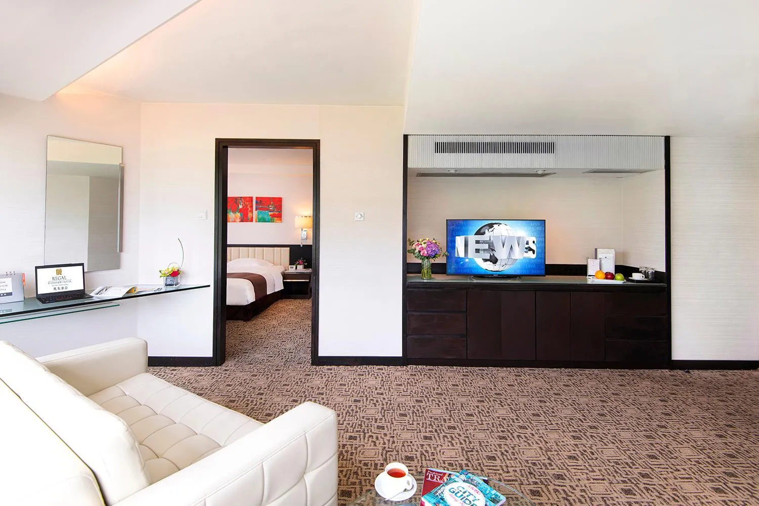 Living room in Regal Riverside Hotel