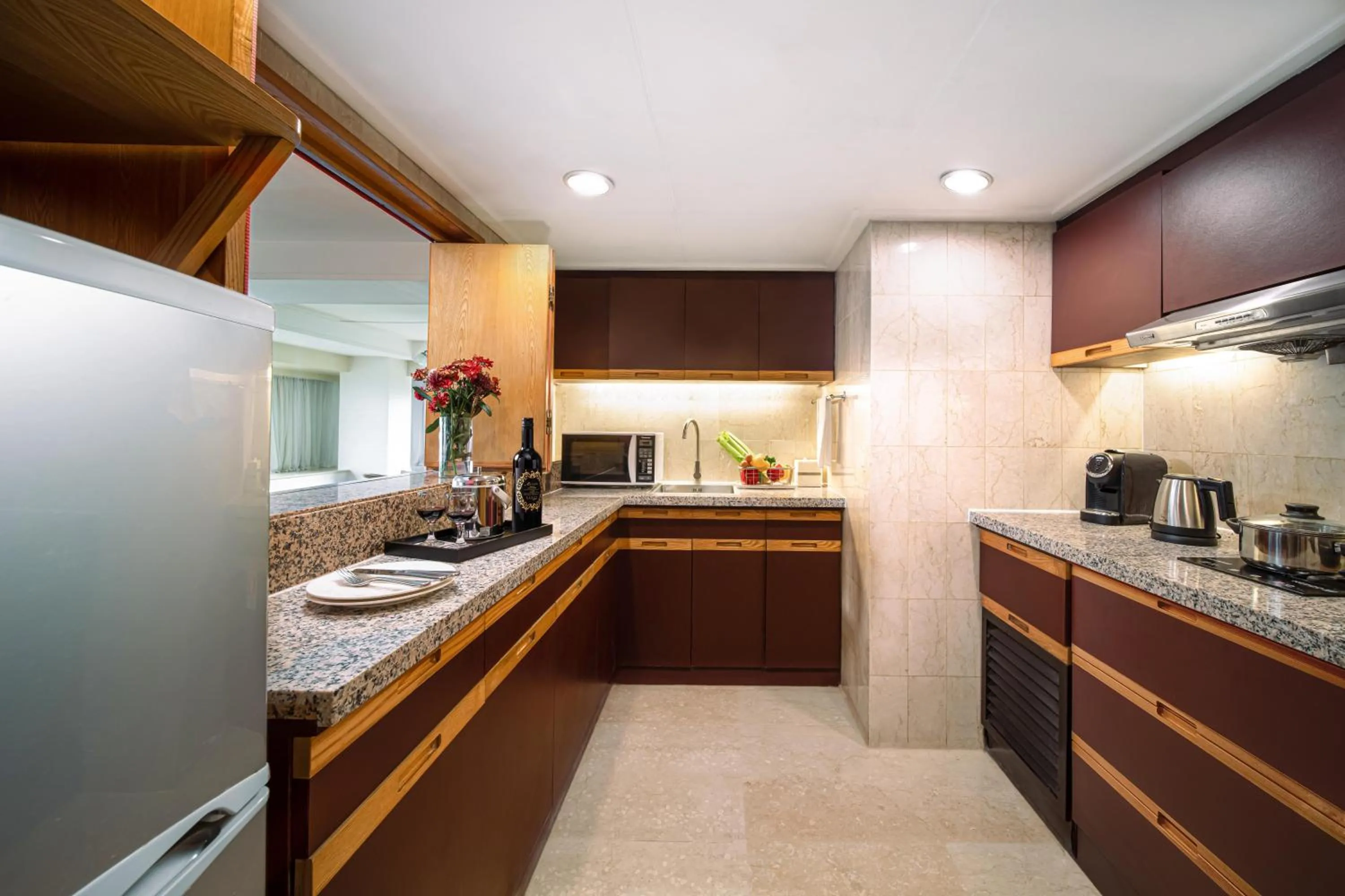 oven in Regal Riverside Hotel