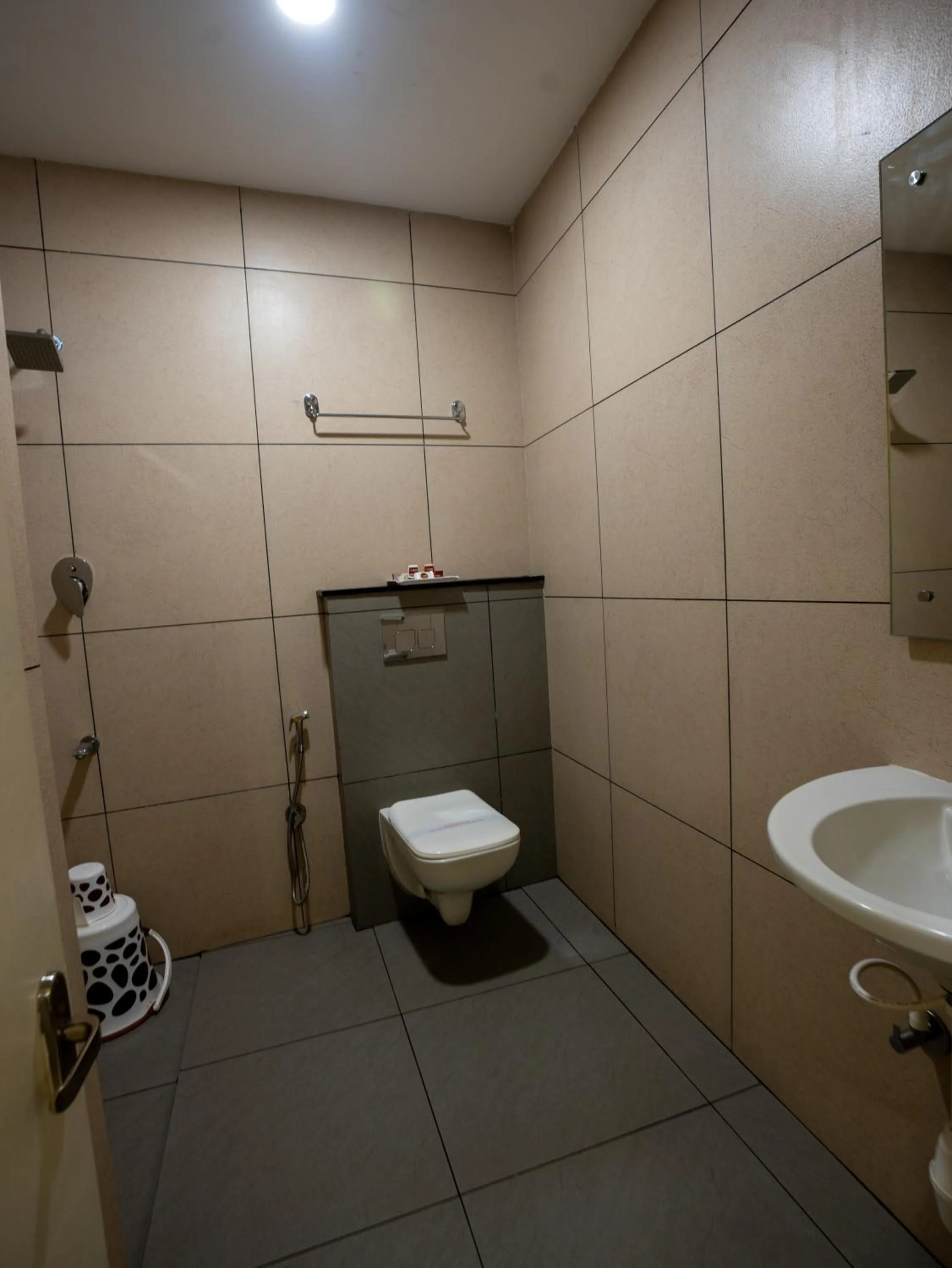 Toilet in Grand Oliver