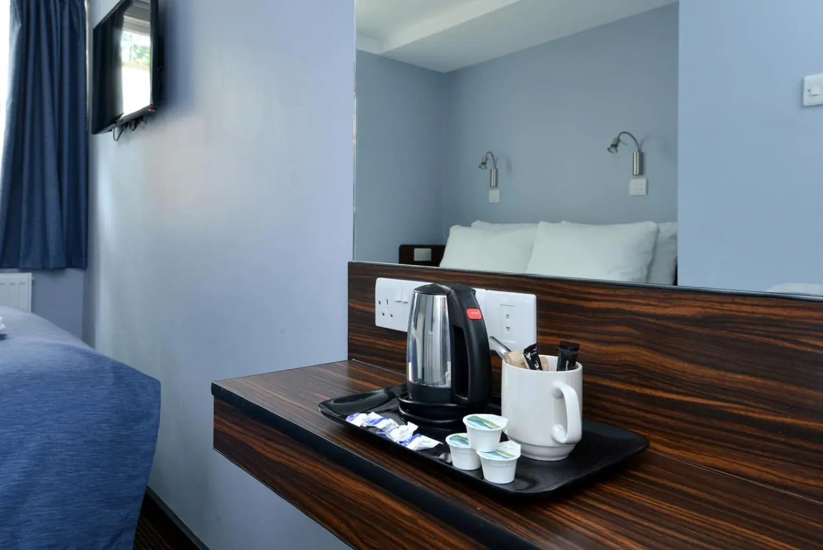 Coffee/tea facilities, Bed in Angus Hotel Coffee/tea facilities, Bed in Angus Hotel