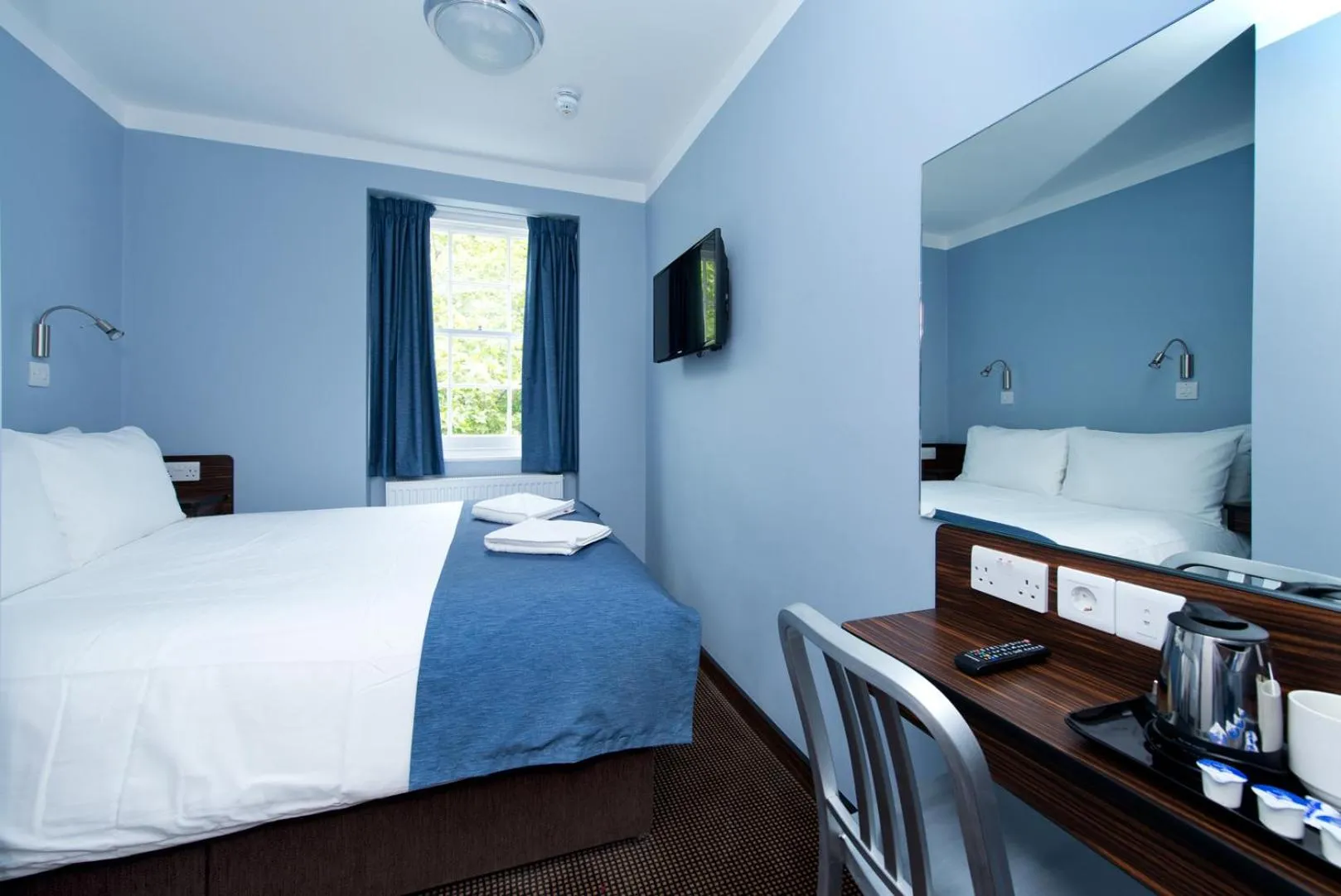 Photo of the whole room, Bed in Angus Hotel