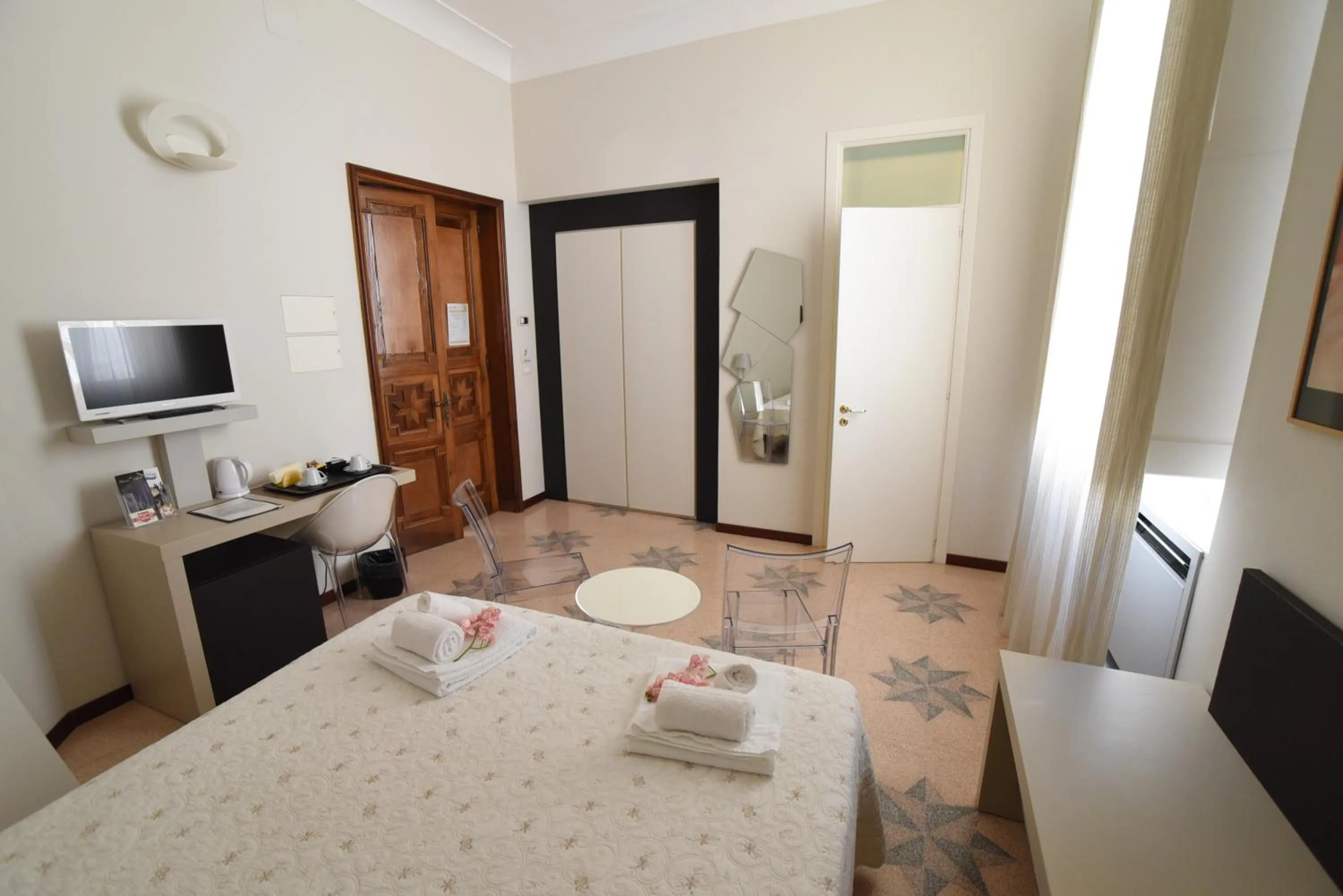 Shower, Bed in Barone Liberty & Luxury SPA-Boutique Hotel