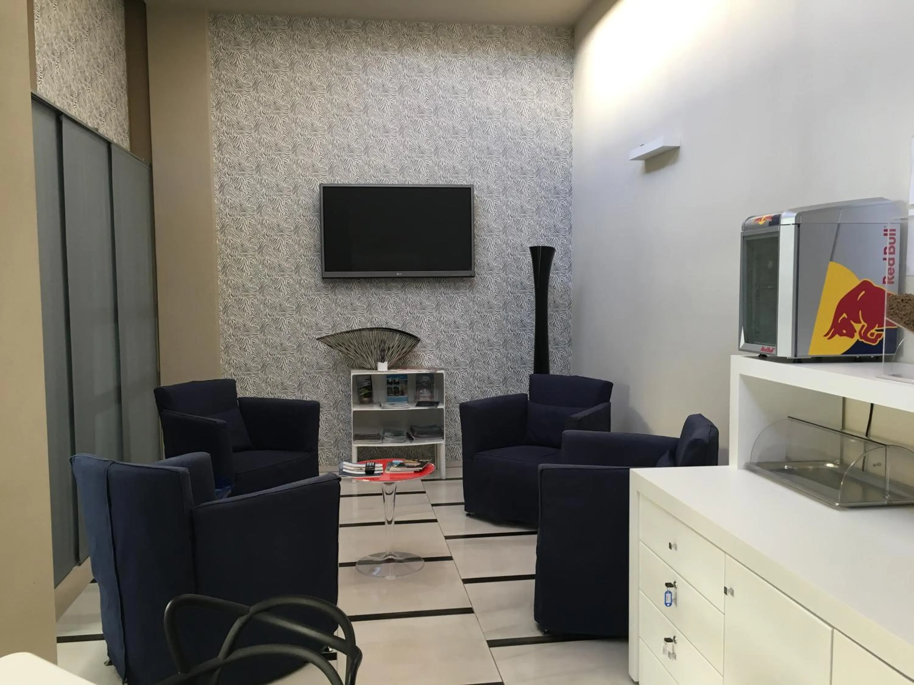 Communal lounge/ TV room in Barone Liberty & Luxury SPA-Boutique Hotel