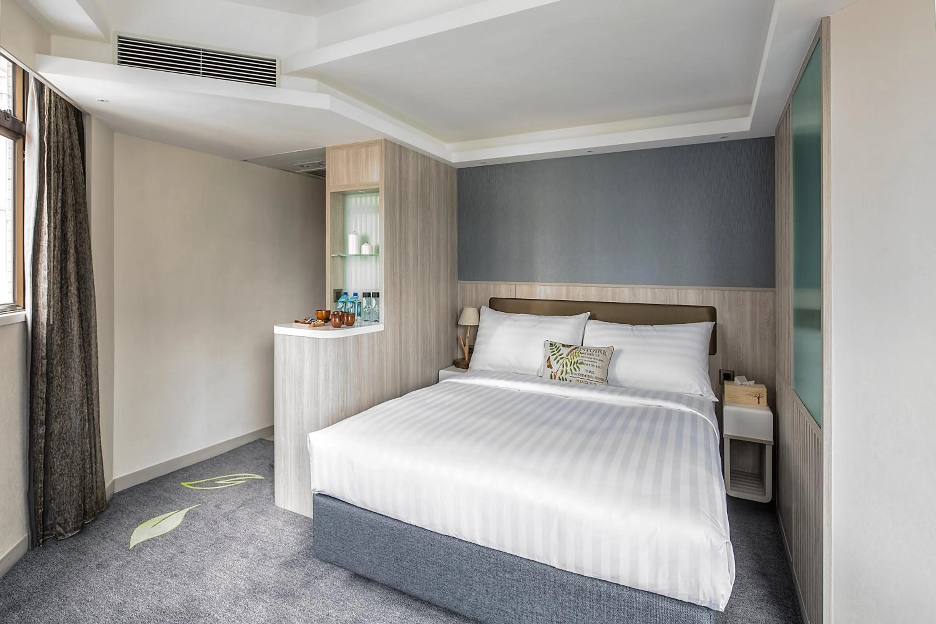 Photo of the whole room, Bed in Stanford Hillview Hotel Hong Kong