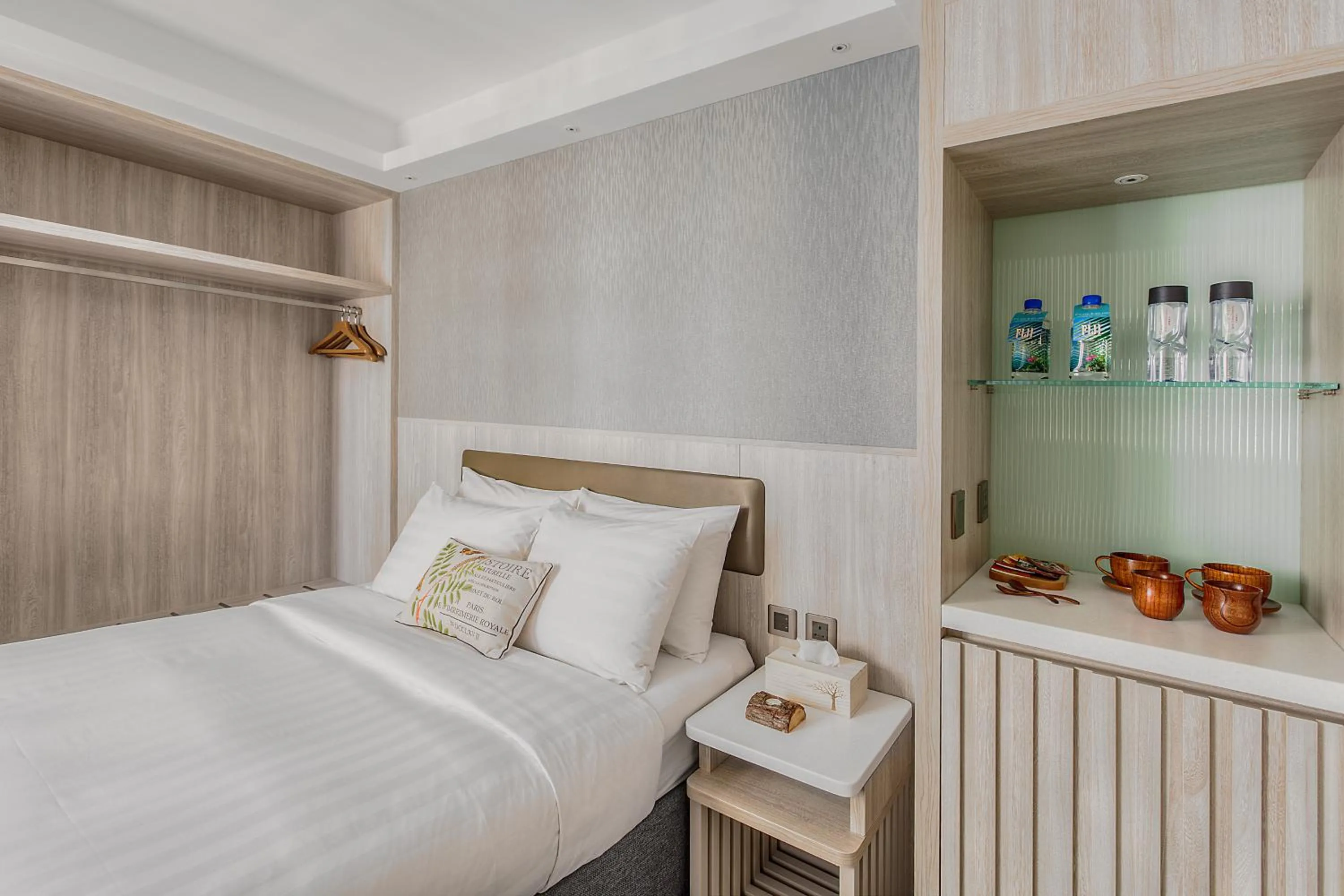 Photo of the whole room, Bed in Stanford Hillview Hotel Hong Kong