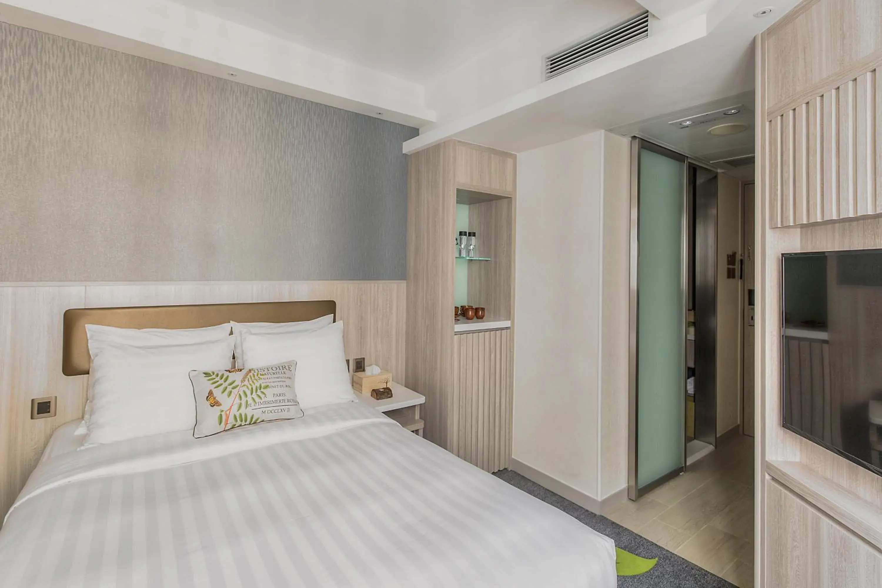Photo of the whole room, Bed in Stanford Hillview Hotel Hong Kong Photo of the whole room, Bed in Stanford Hillview Hotel Hong Kong
