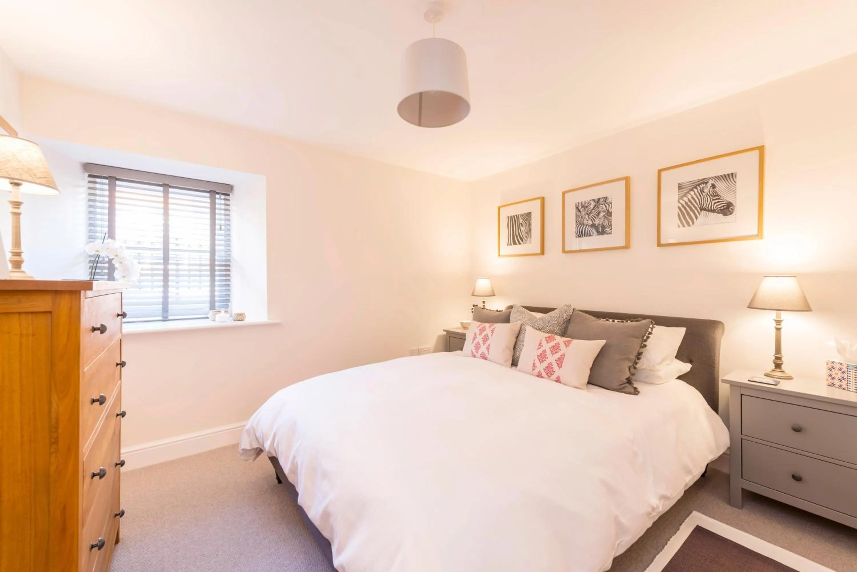 Bedroom, Bed in No.4 Ludbourne Hall
