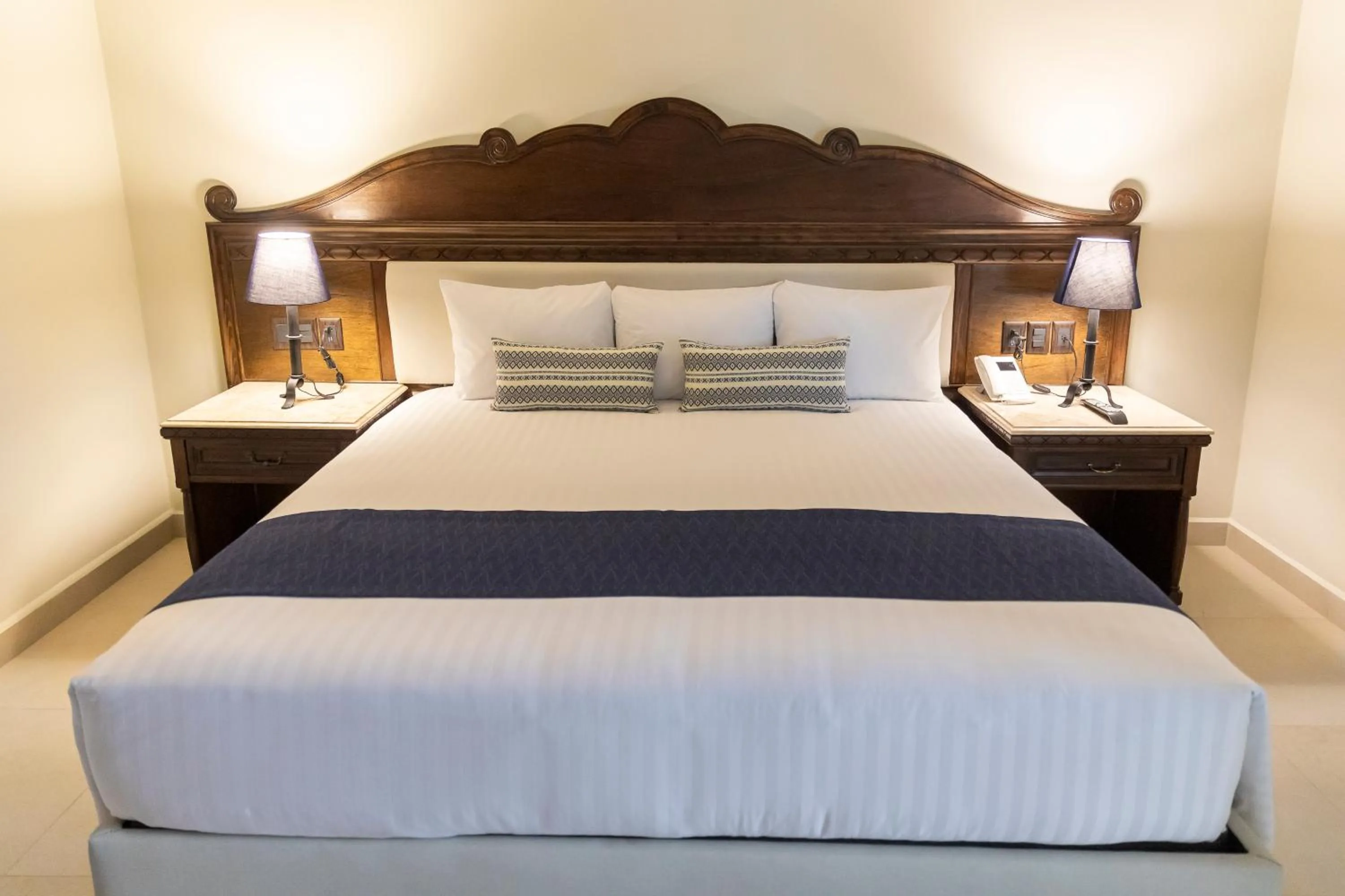 Bed in Gran Hotel Mexico by Solaris