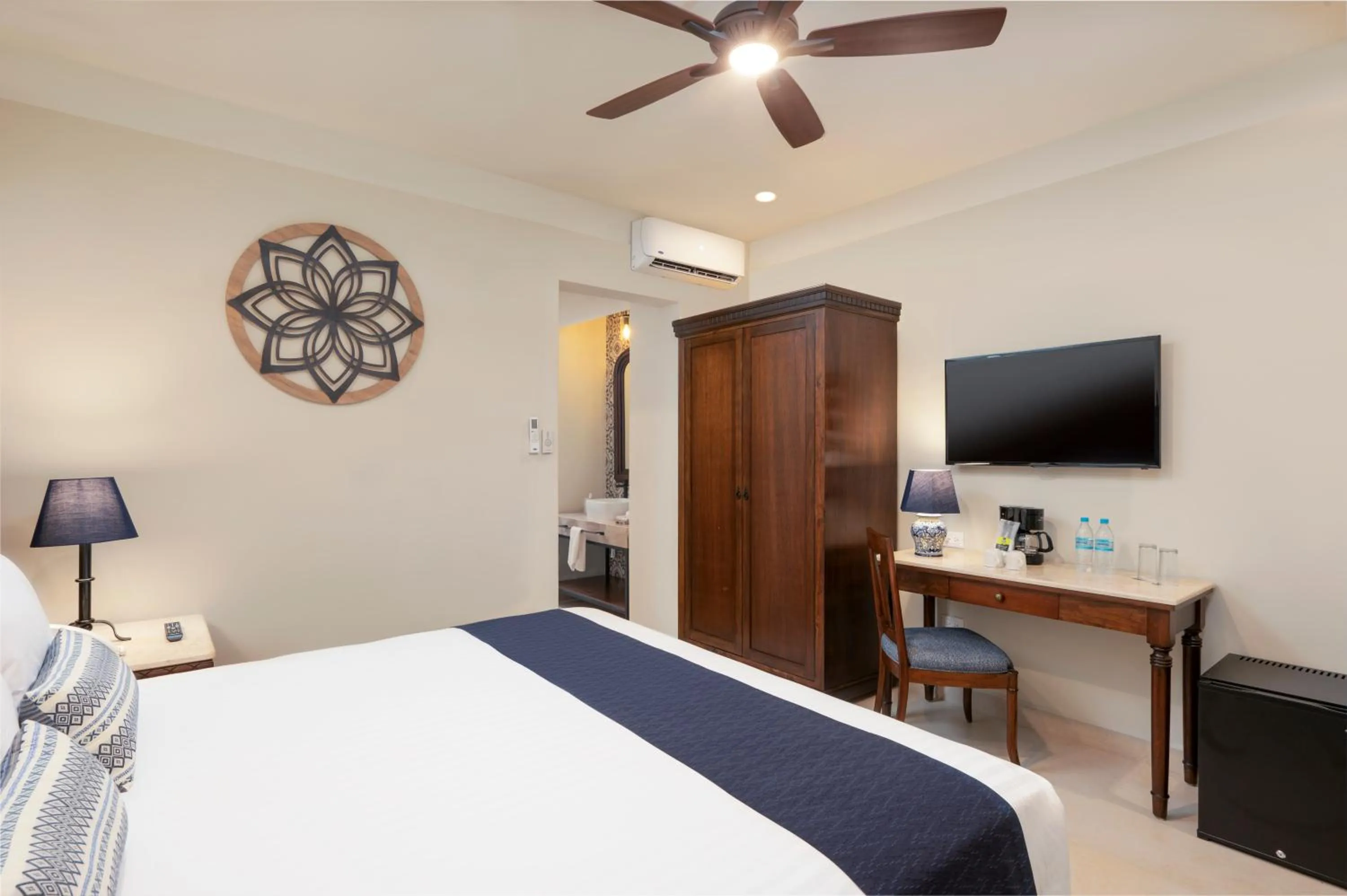 Bed in Gran Hotel Mexico by Solaris