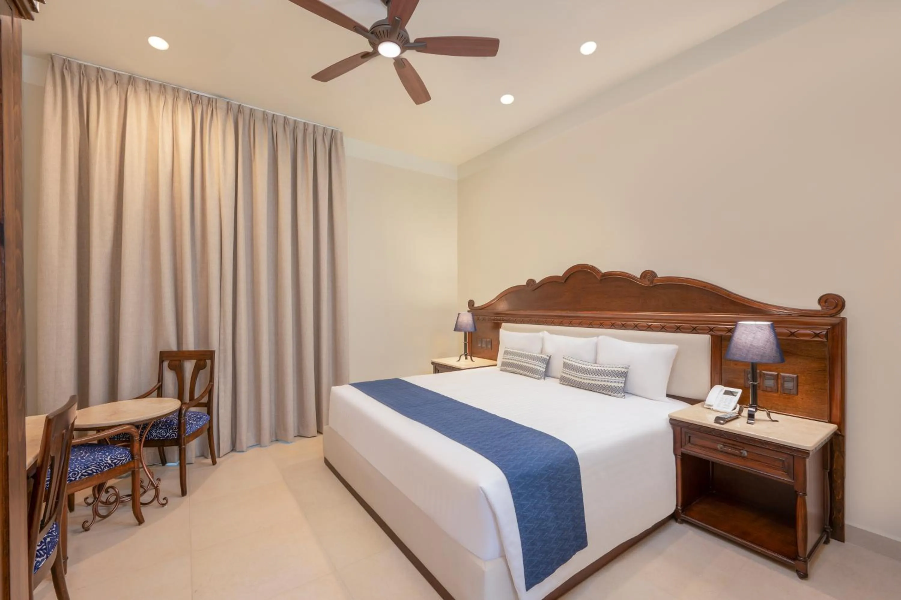 Bed in Gran Hotel Mexico by Solaris