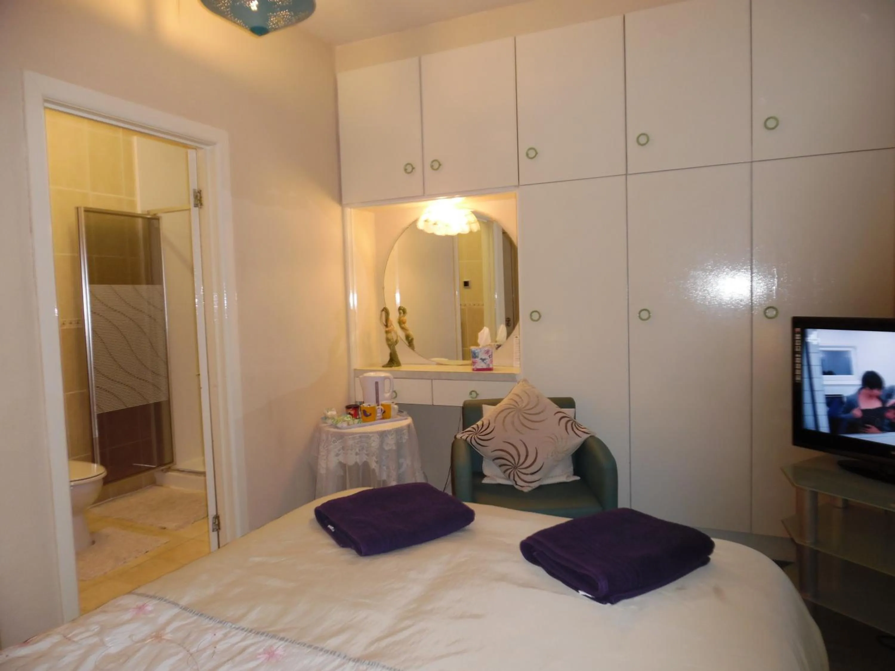 Shower, Bed in Kirk Lea