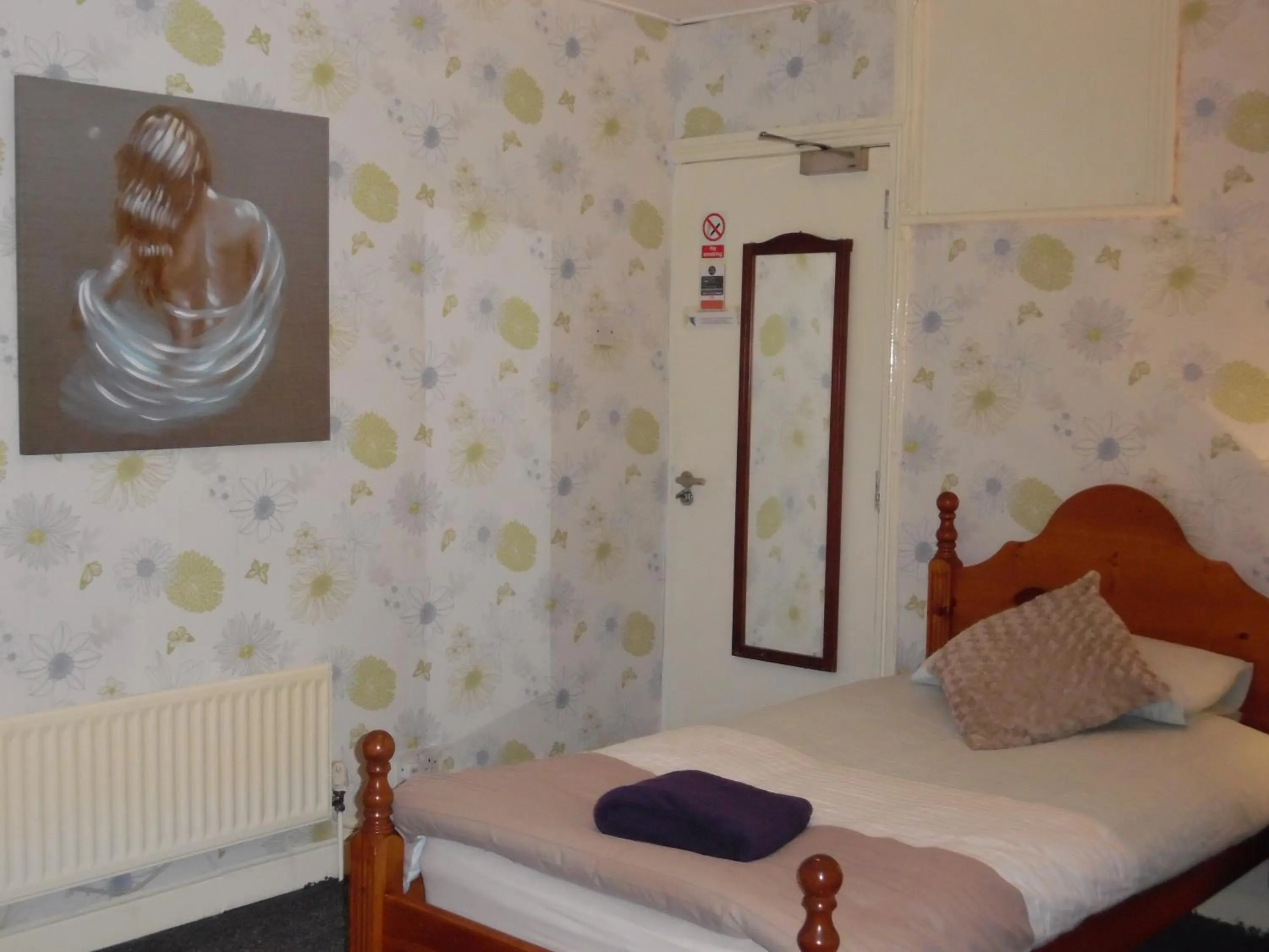 Bedroom, Bed in Kirk Lea