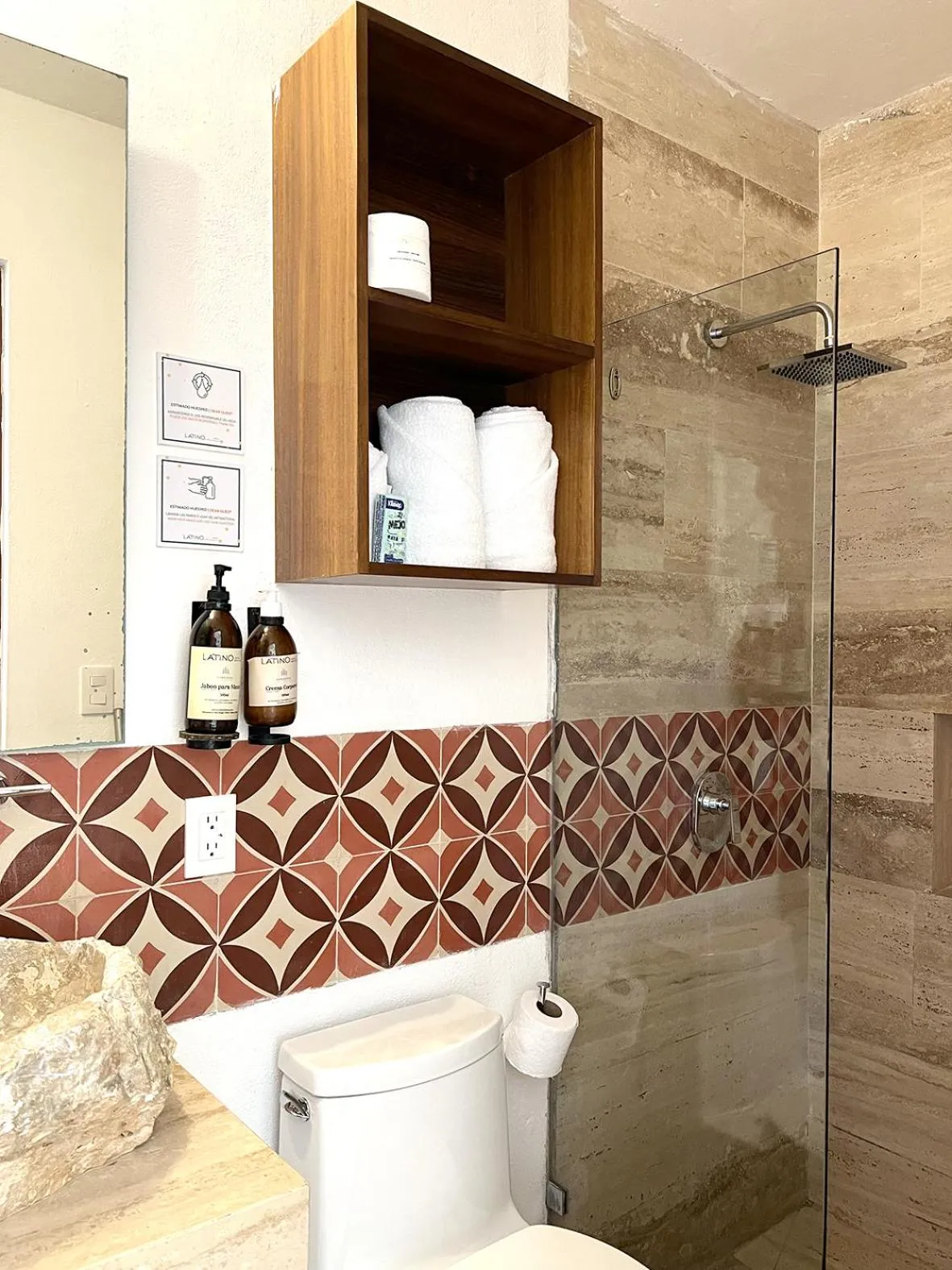 Shower in Latino Hotel Boutique