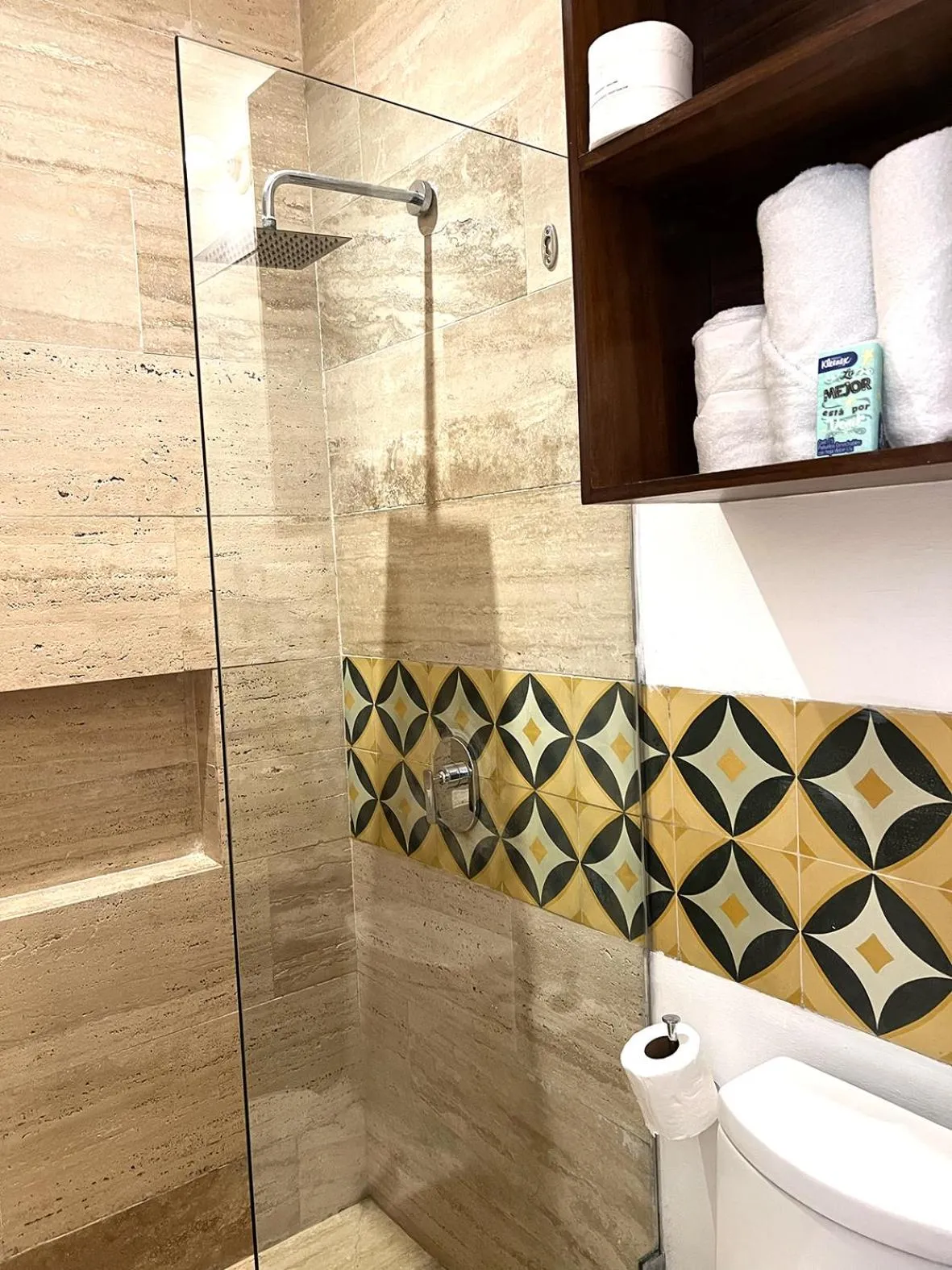 Shower in Latino Hotel Boutique