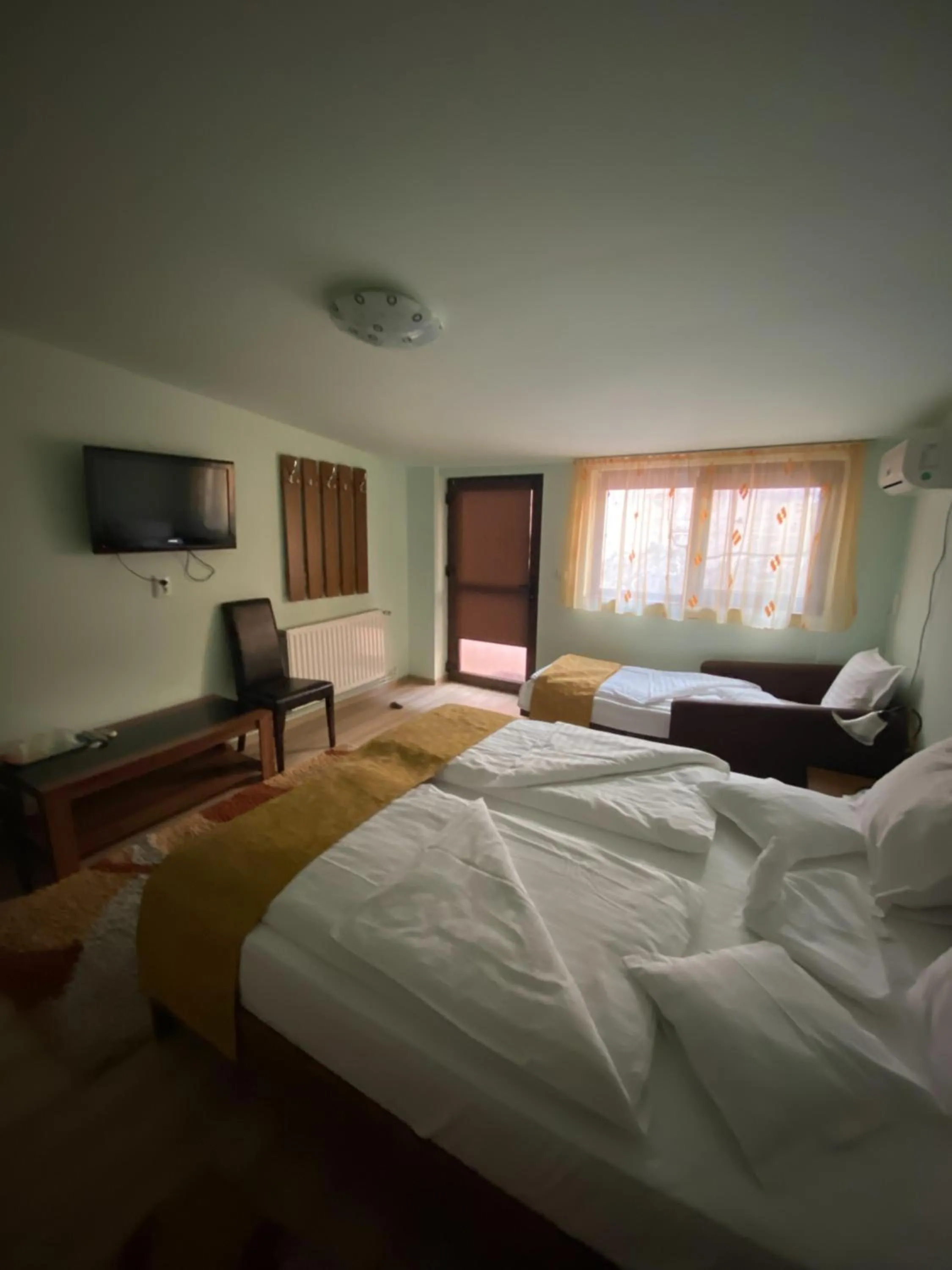 Property building, Bed in Casa Soare check-in independent