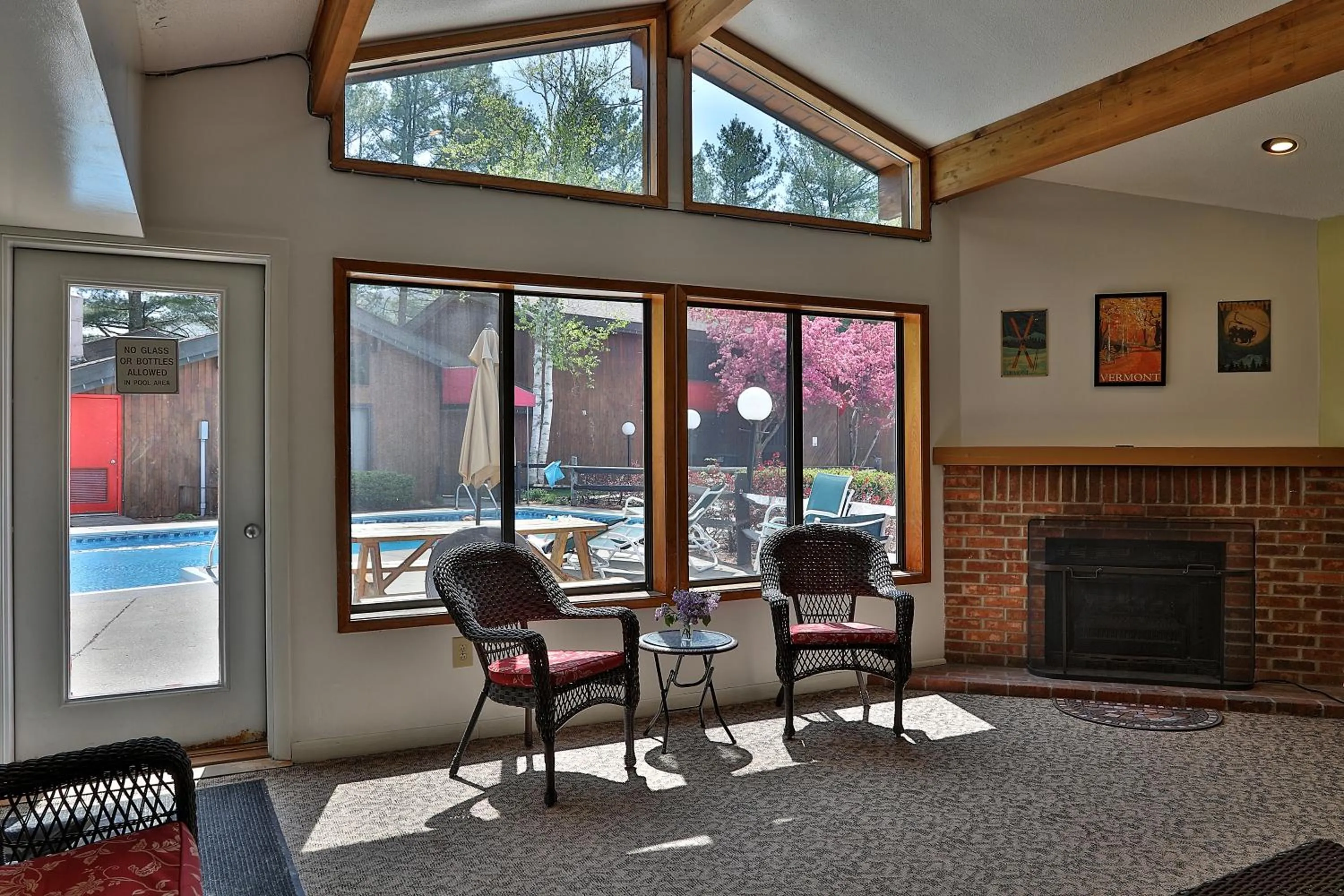 Seating area in Cedarbrook Queen Suite 103