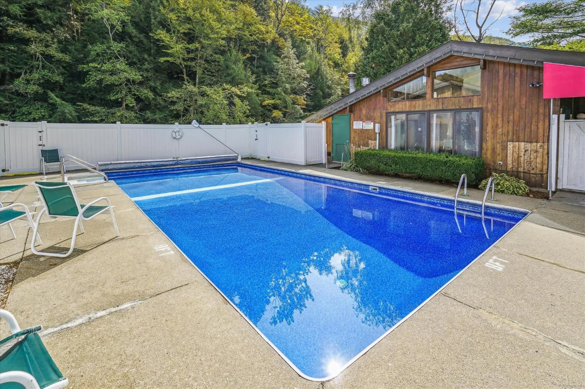 Property building in Cedarbrook Queen Suite 103