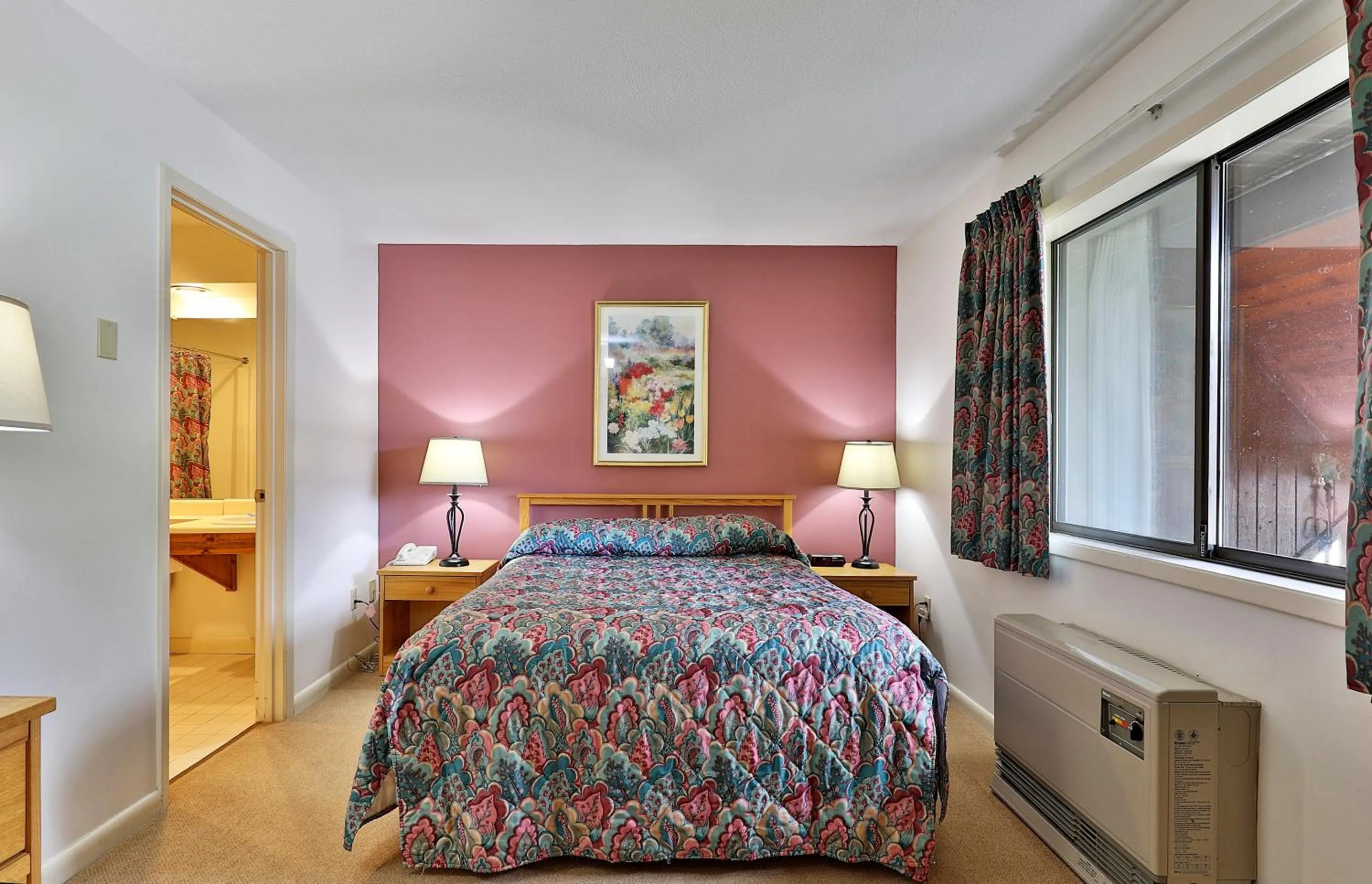 Bedroom, Bed in Cedarbrook Queen Suite 103