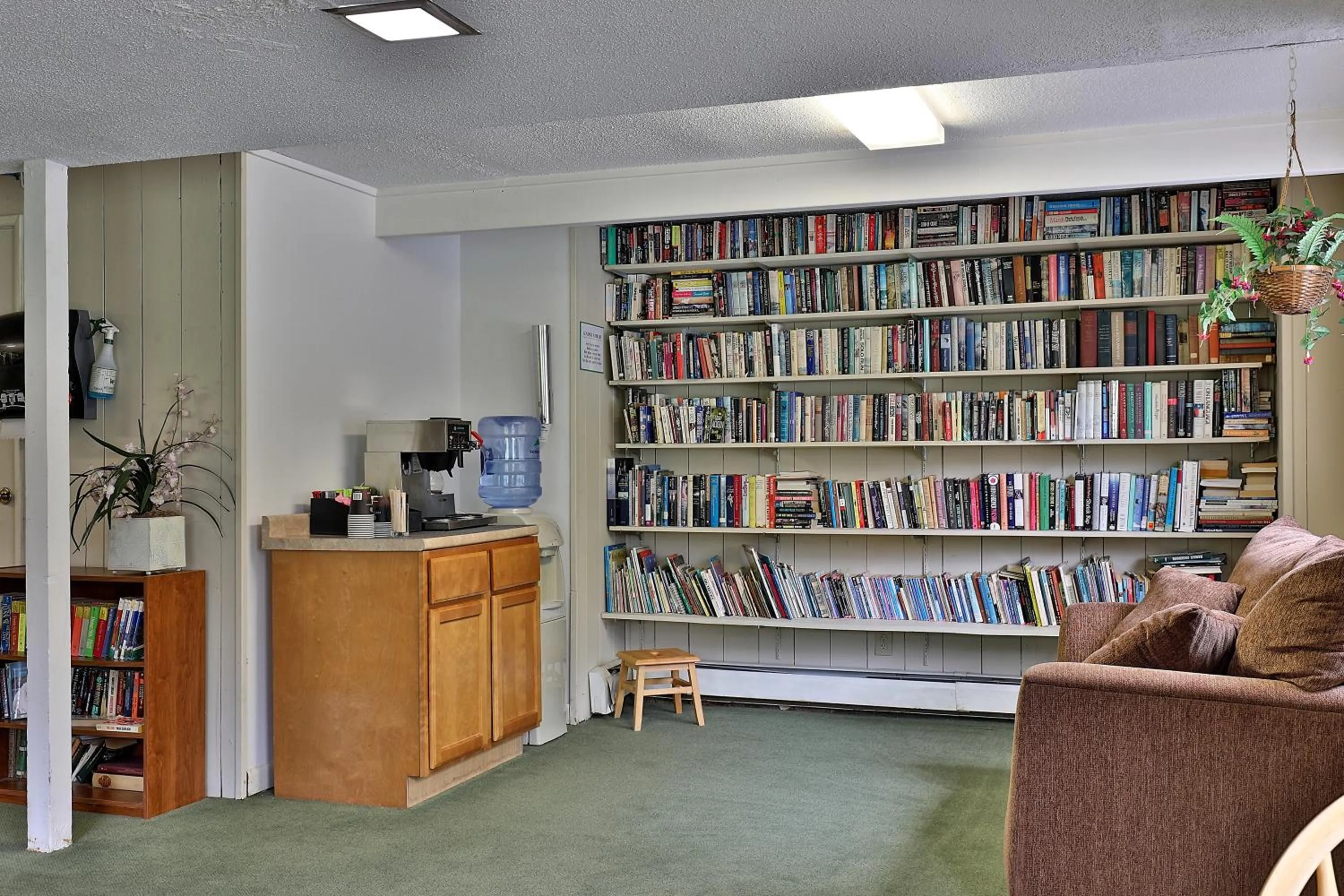 Library in Cedarbrook Queen Suite 103