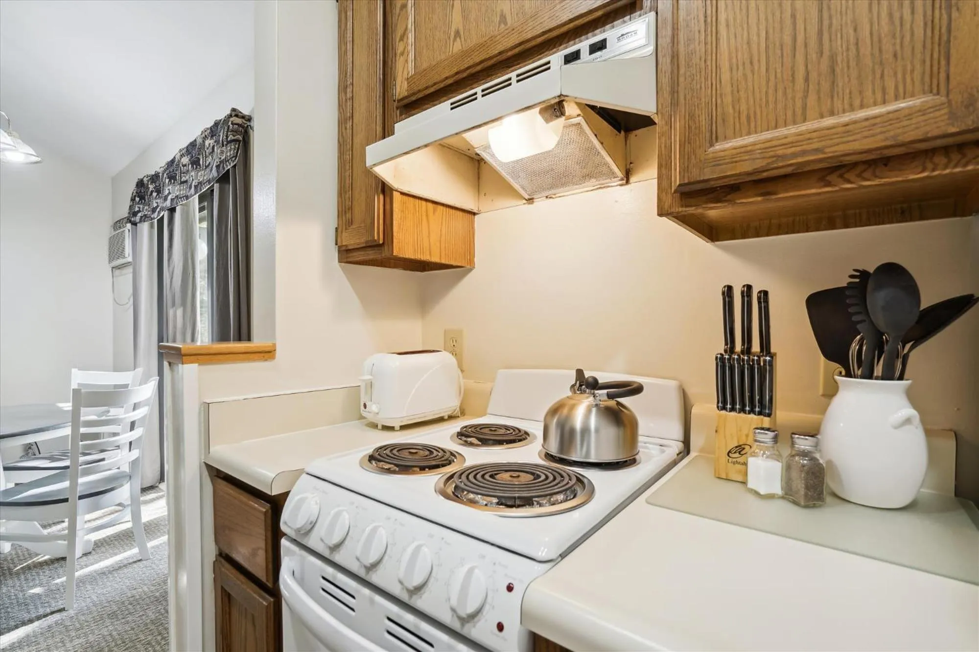 Kitchen or kitchenette in Cedarbrook Queen Suite 103
