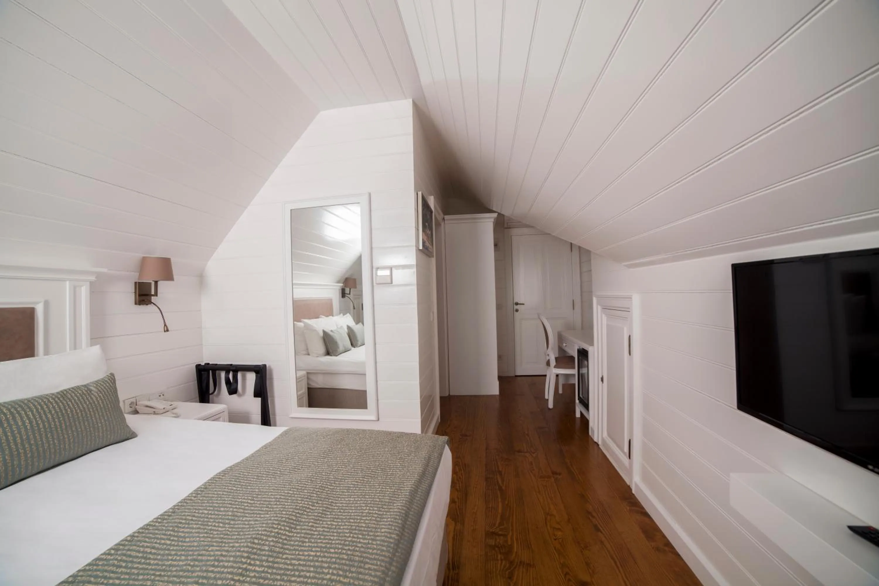 Communal lounge/ TV room, Bed in Triada Hotel Büyükada