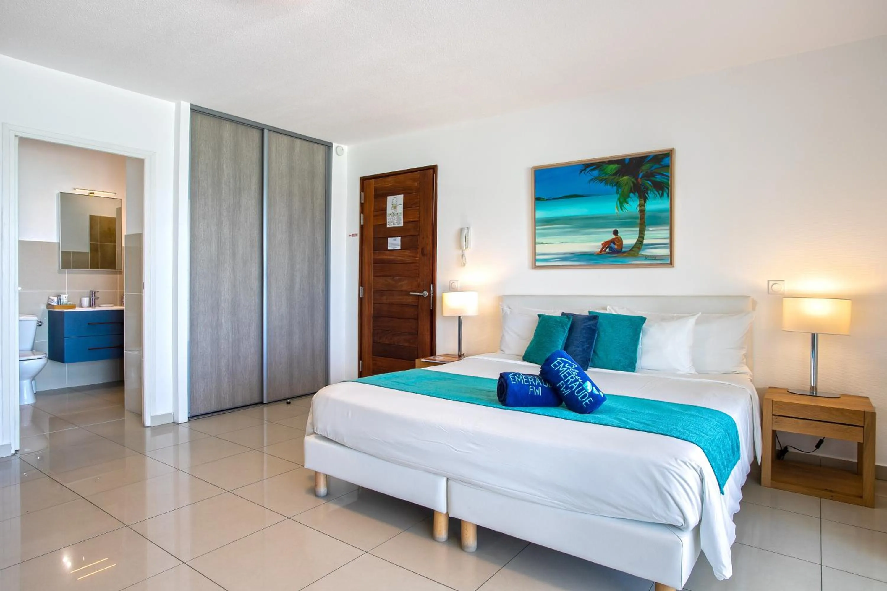 Bed in Bleu Emeraude Hotel