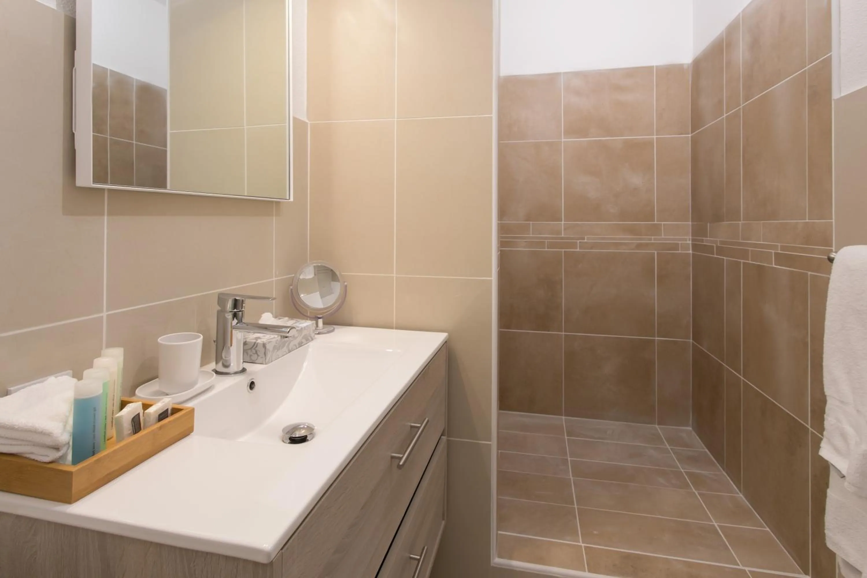 Bathroom in Bleu Emeraude Hotel