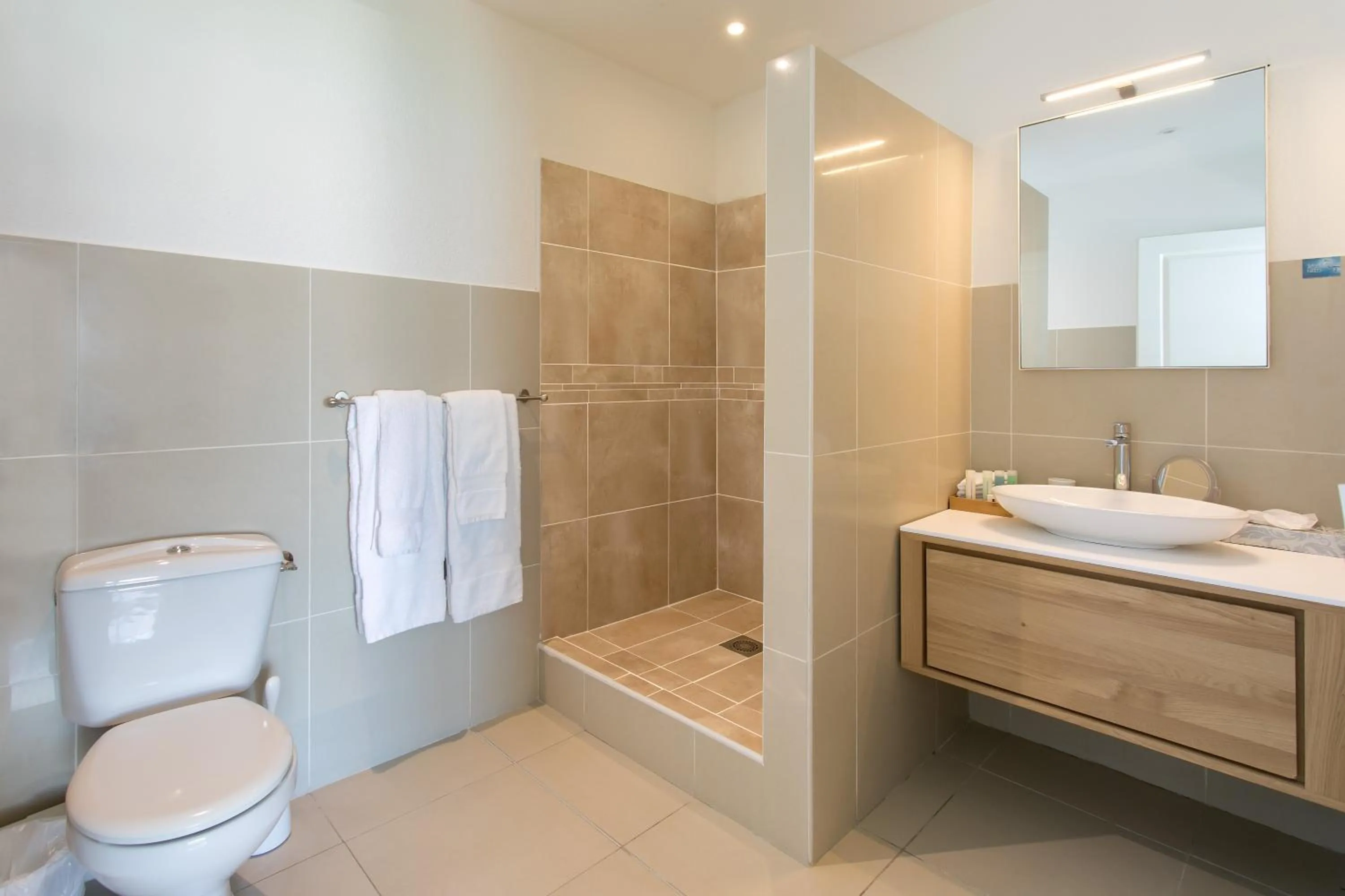 Bathroom in Bleu Emeraude Hotel