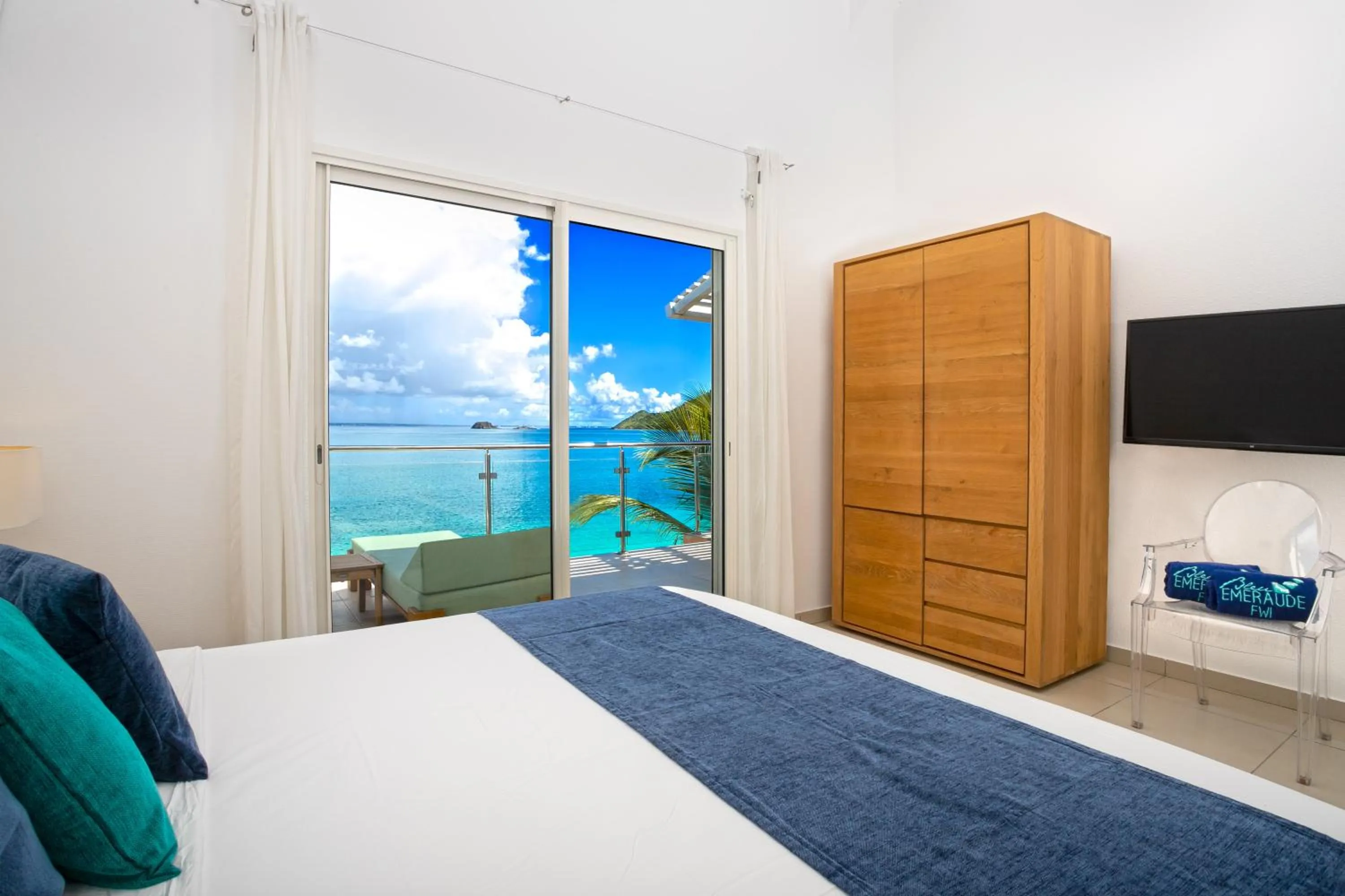 Bed in Bleu Emeraude Hotel