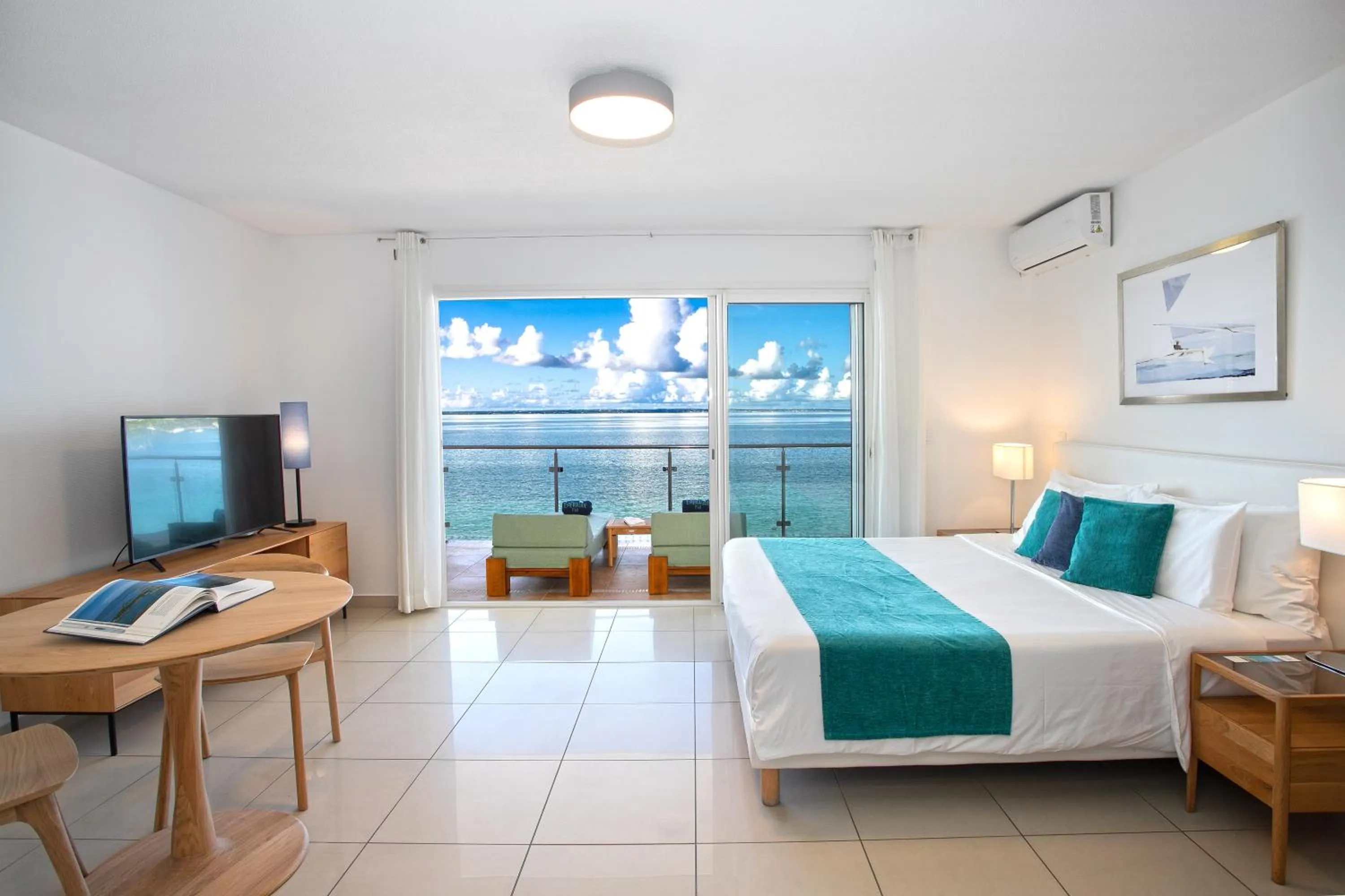 View (from property/room), Bed in Bleu Emeraude Hotel