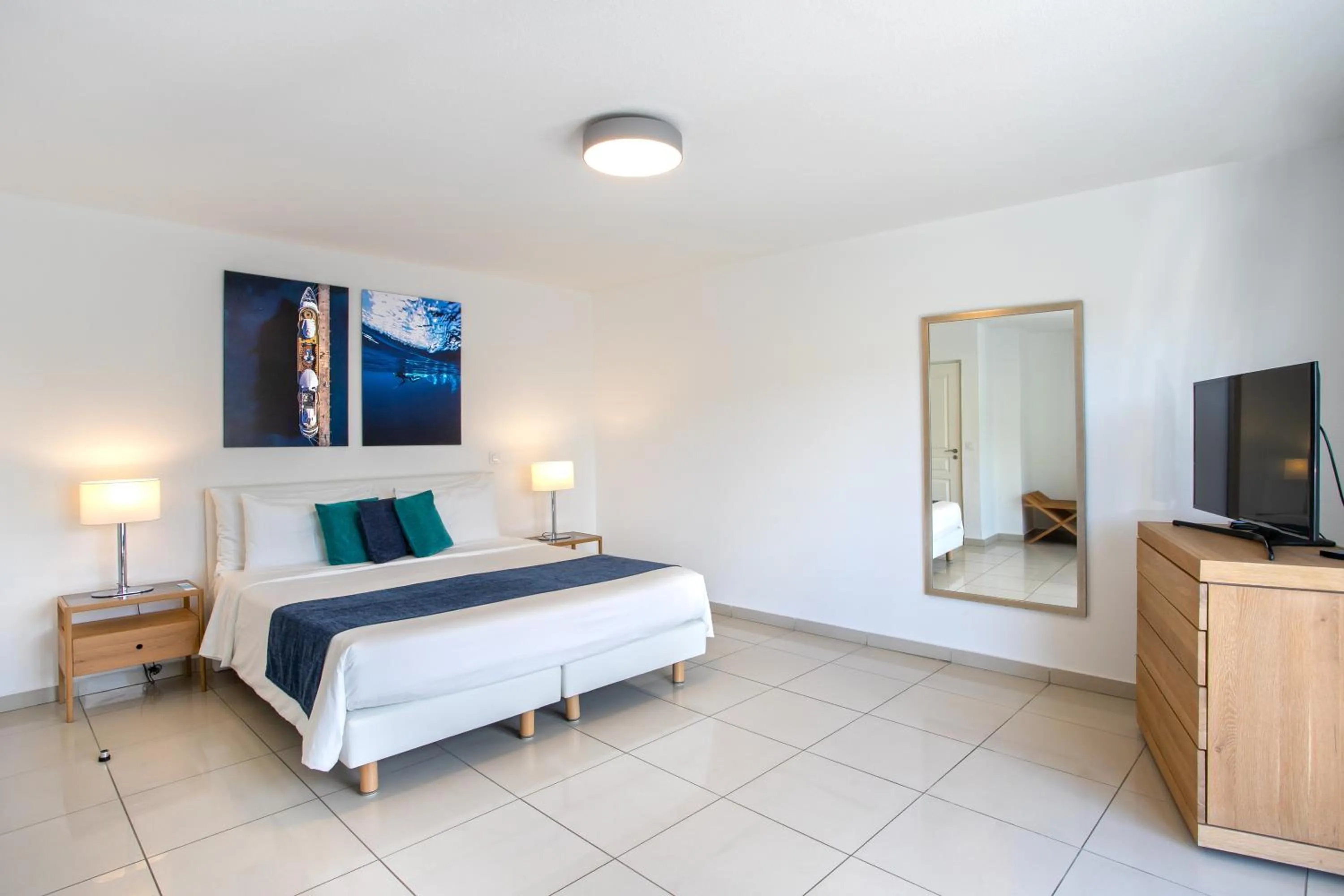 Bed in Bleu Emeraude Hotel