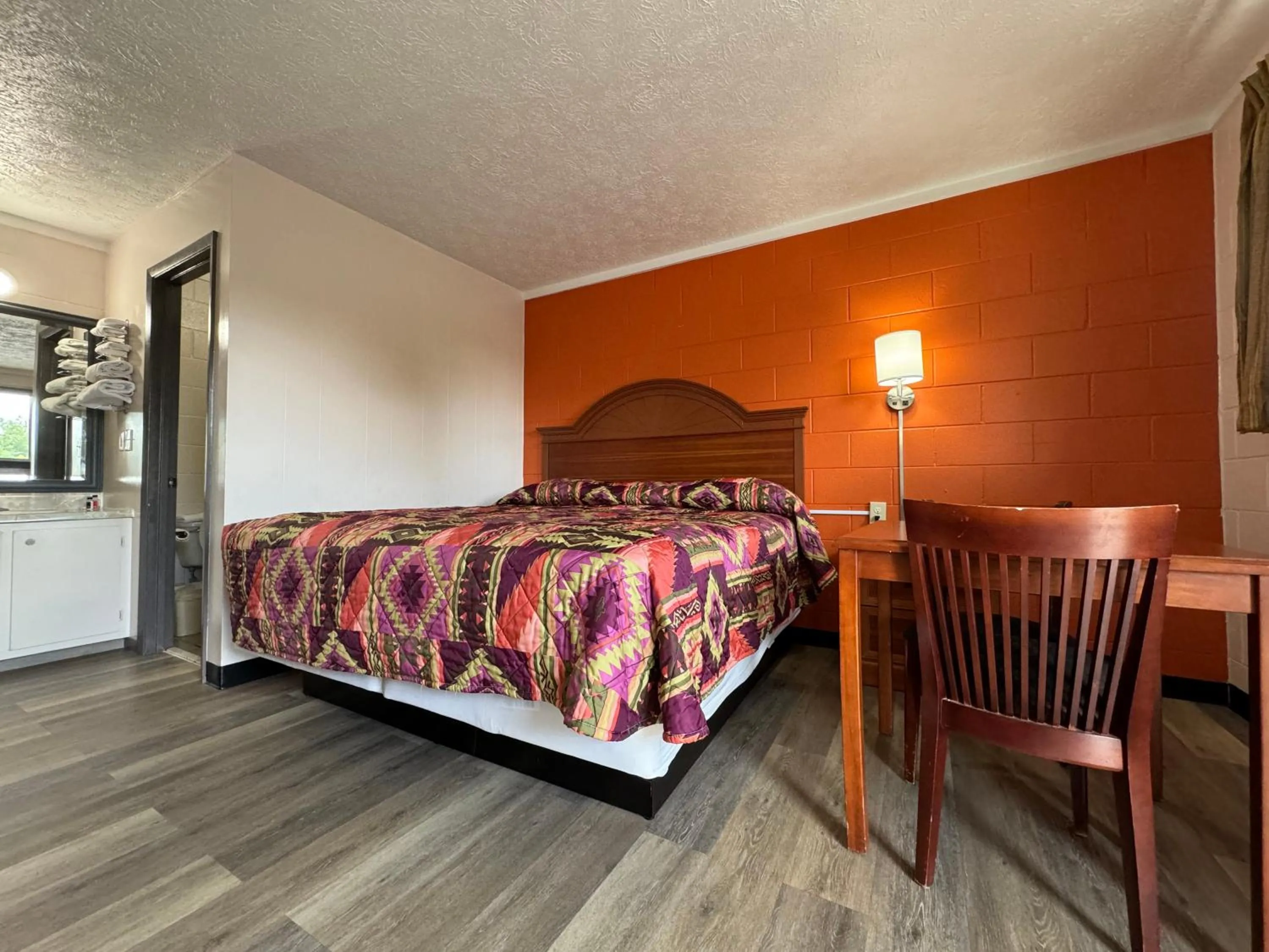 Bedroom, Bed in Economy Inn